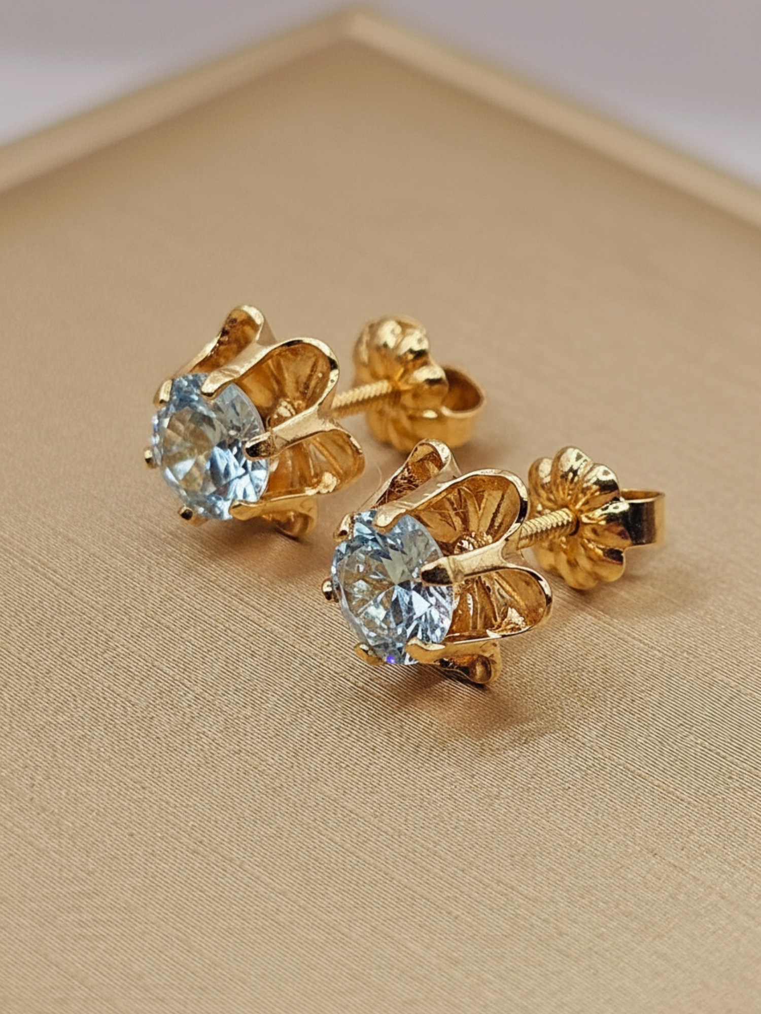 Aros chaton Italiano aguamarina 9 mm 2 grs Oro 18k 5