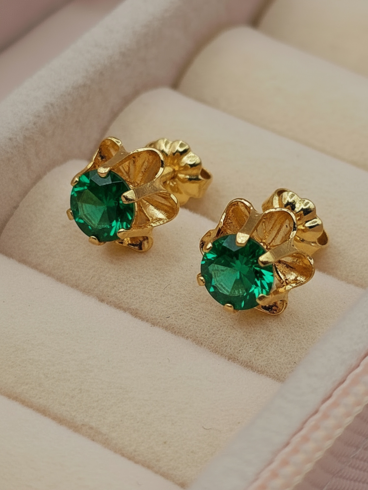 Aros chaton Italiano esmeralda 9 mm 2 grs Oro 18k 2