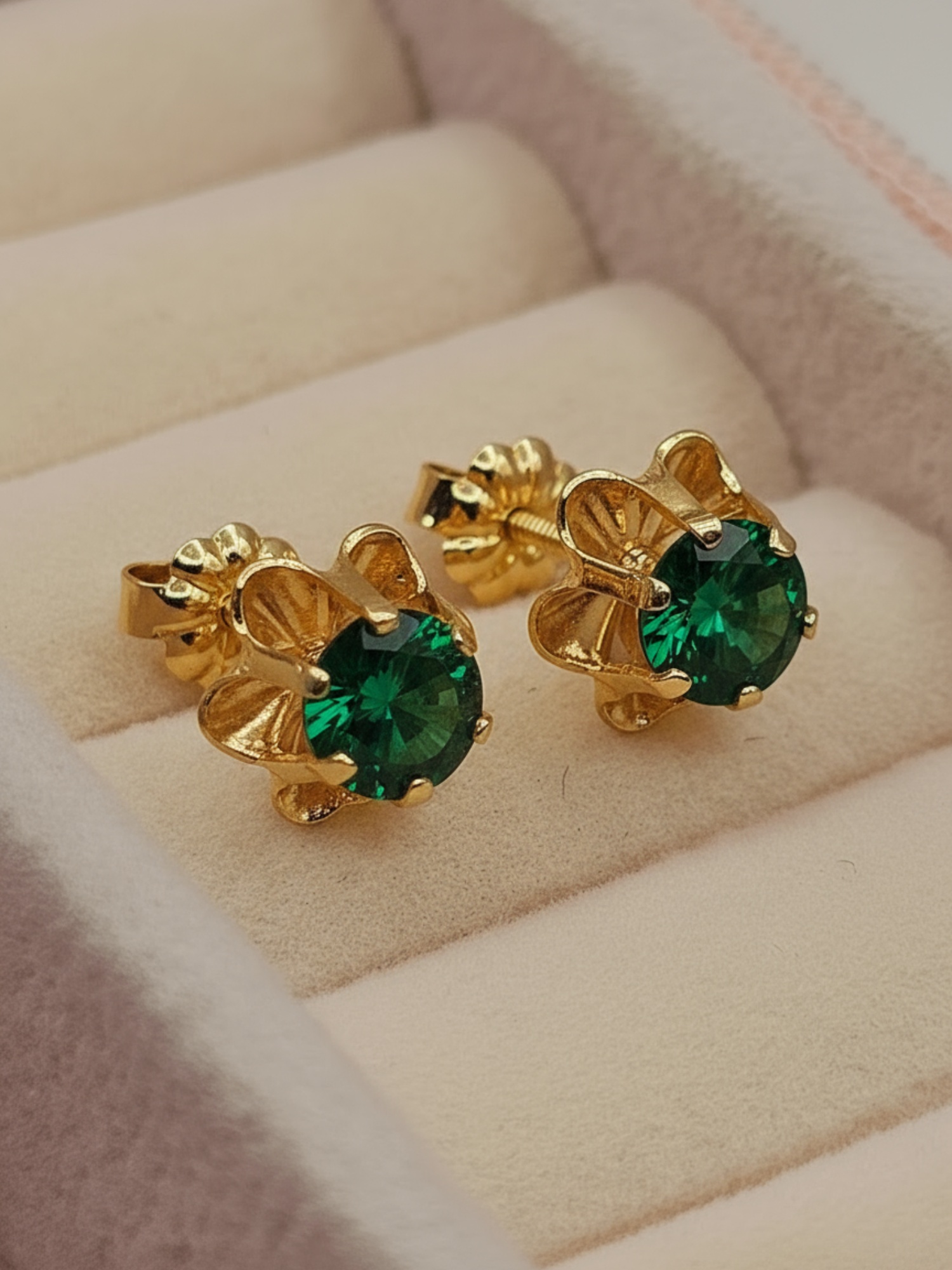 Aros chaton Italiano esmeralda 9 mm 2 grs Oro 18k 3