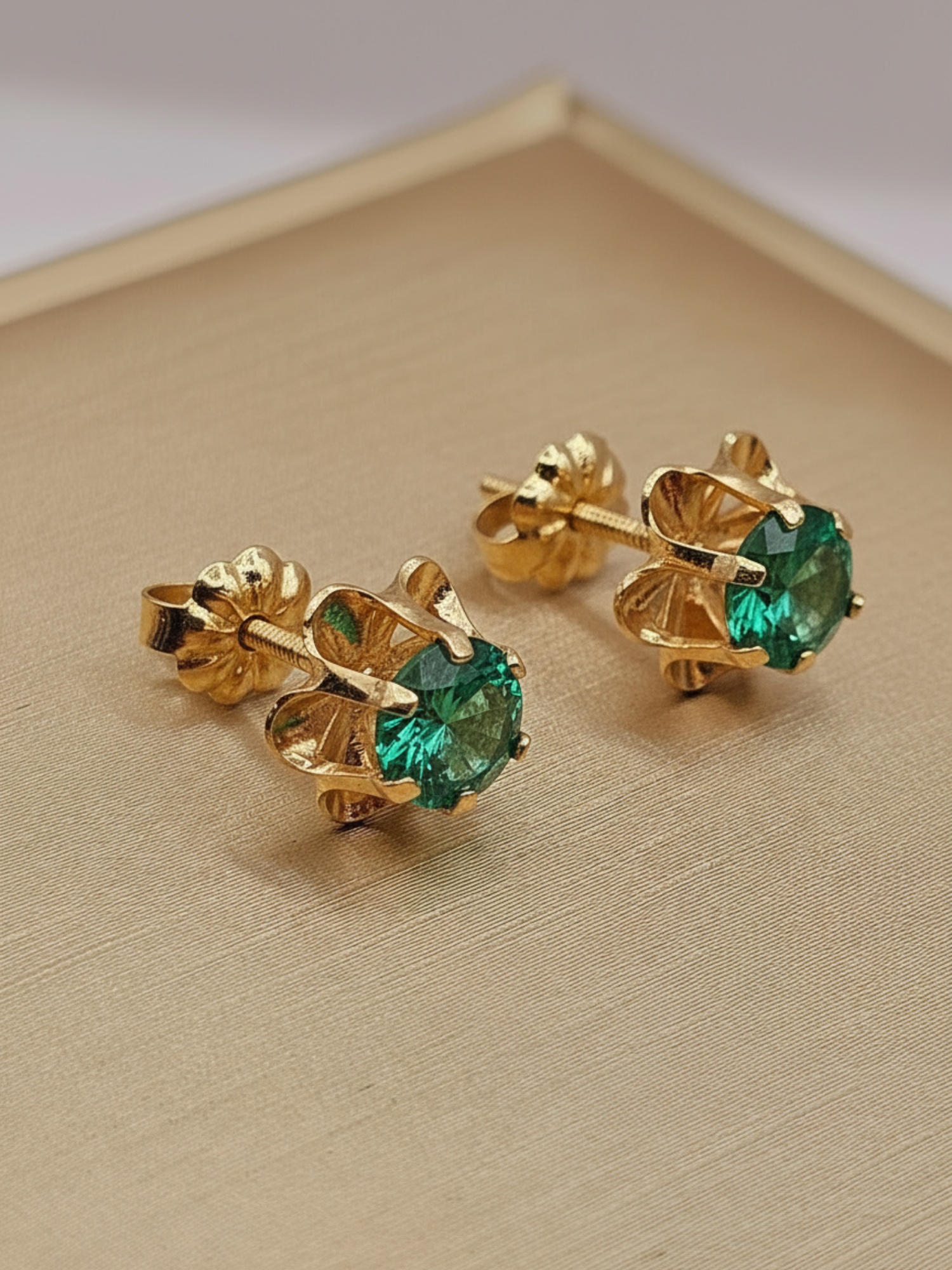 Aros chaton Italiano esmeralda 9 mm 2 grs Oro 18k 1
