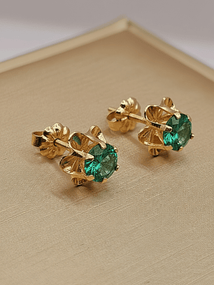 Aros chaton Italiano esmeralda 9 mm 2 grs Oro 18k