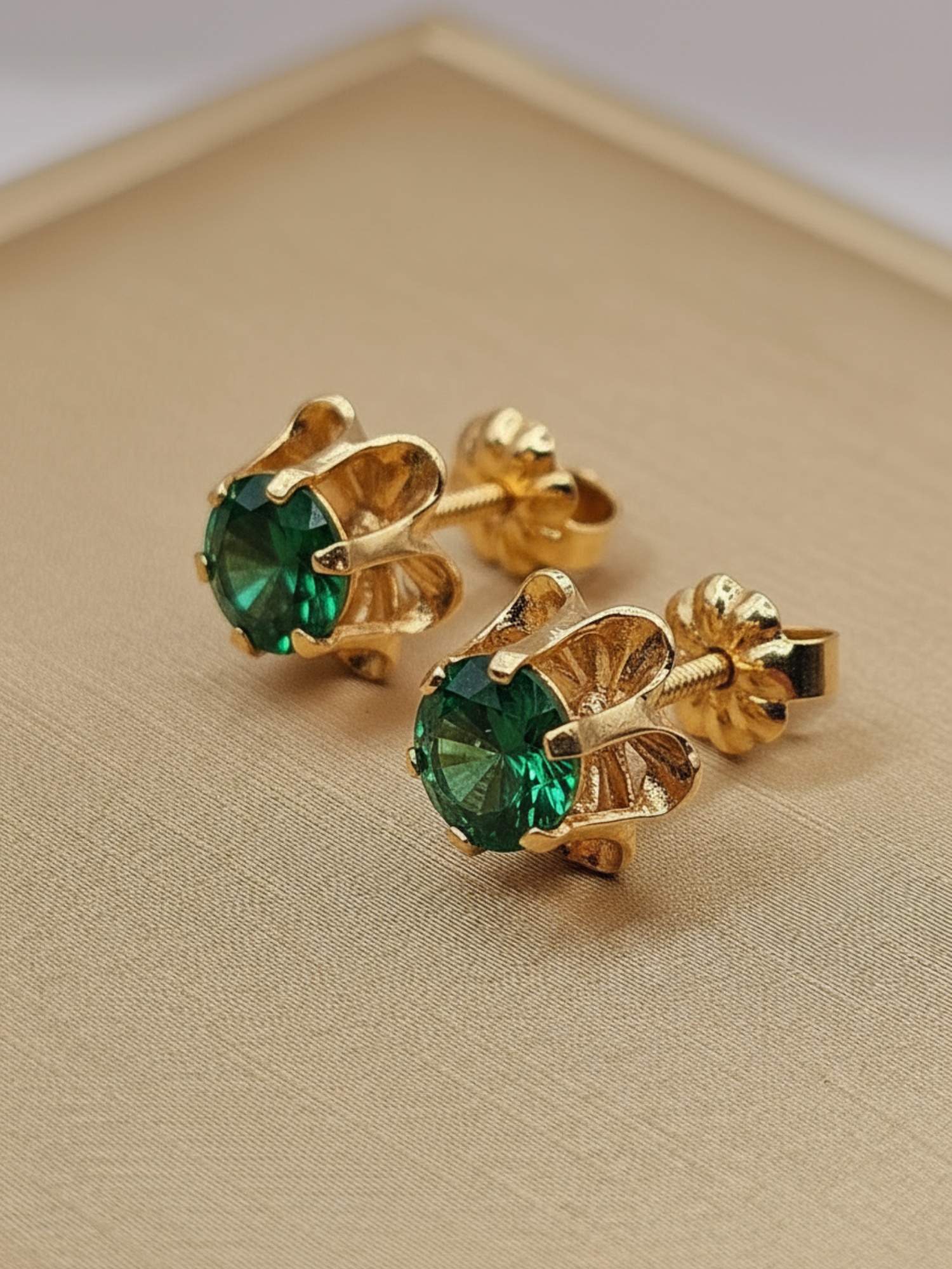 Aros chaton Italiano esmeralda 9 mm 2 grs Oro 18k 6