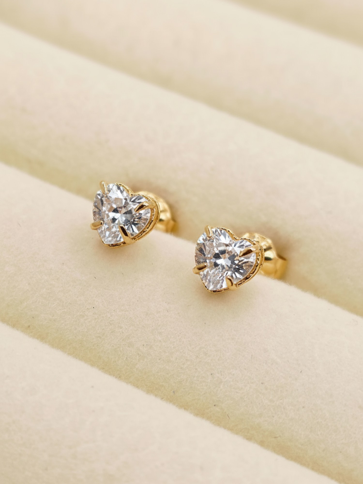 Aros chatón corazón circon 5 mm 1.3 grs Oro 18k 3