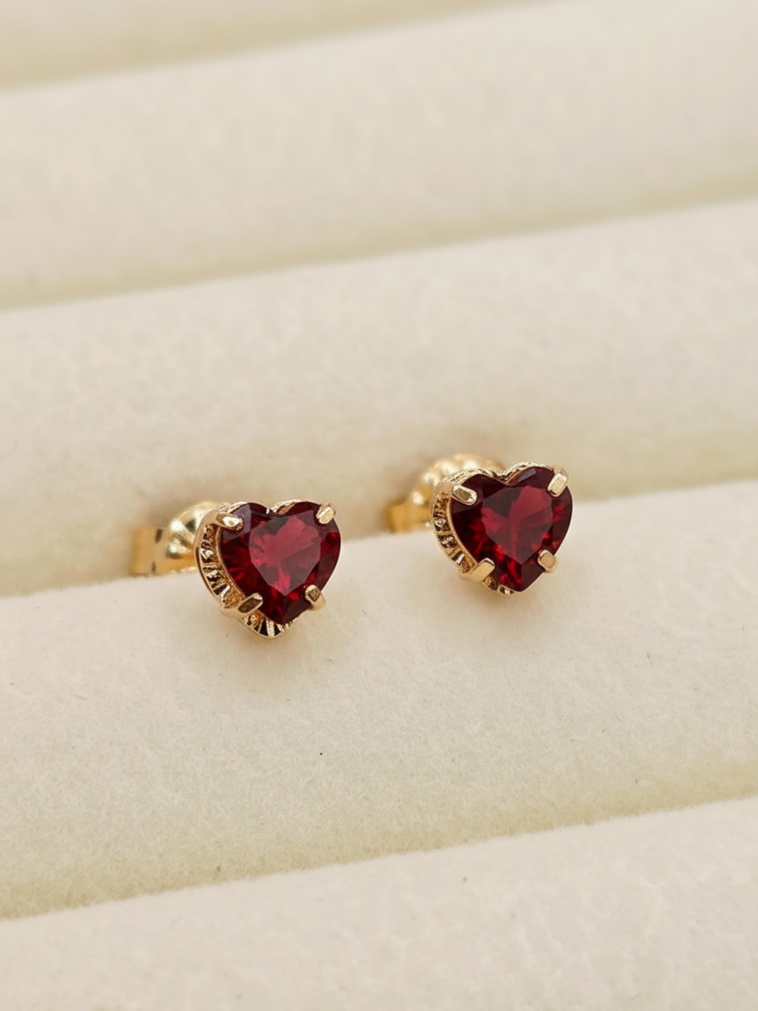 Aros chatón corazón rubi 5 mm 1.3 grs Oro 18k 1