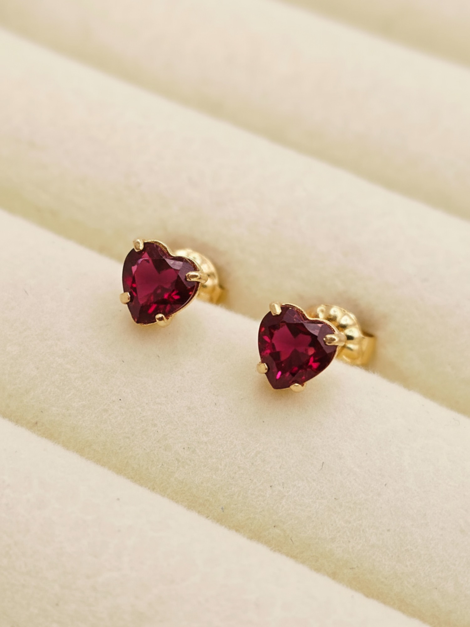 Aros chatón corazón rubi 5 mm 1.3 grs Oro 18k 3