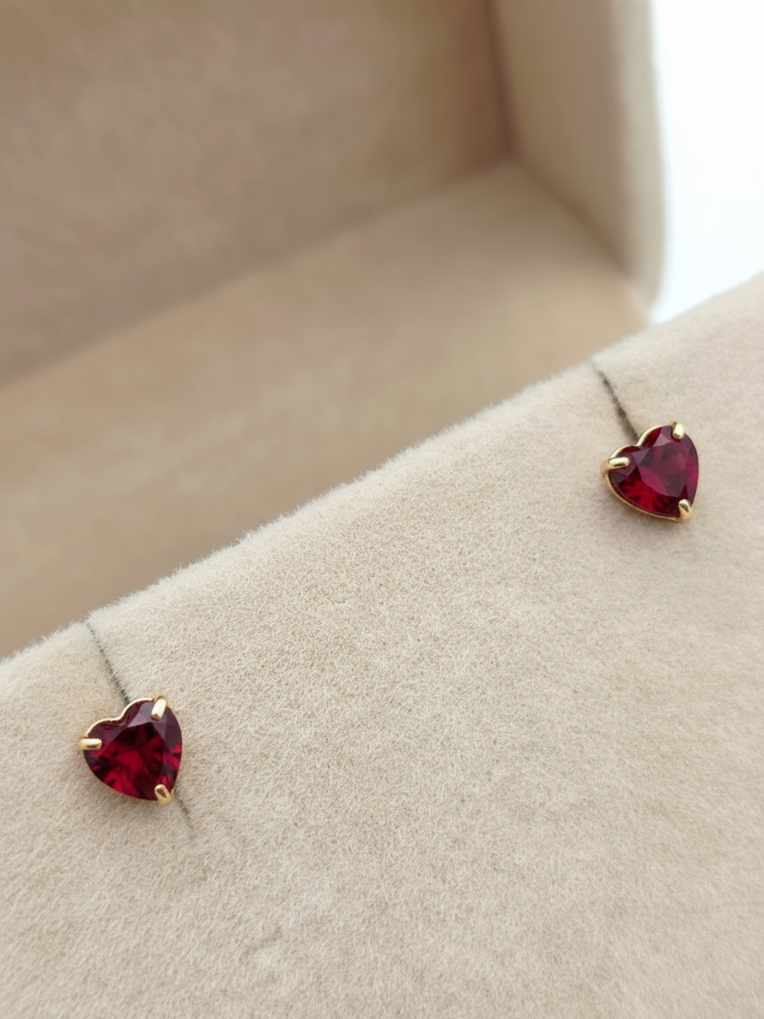 Aros chatón corazón rubi 5 mm 1.3 grs Oro 18k 5