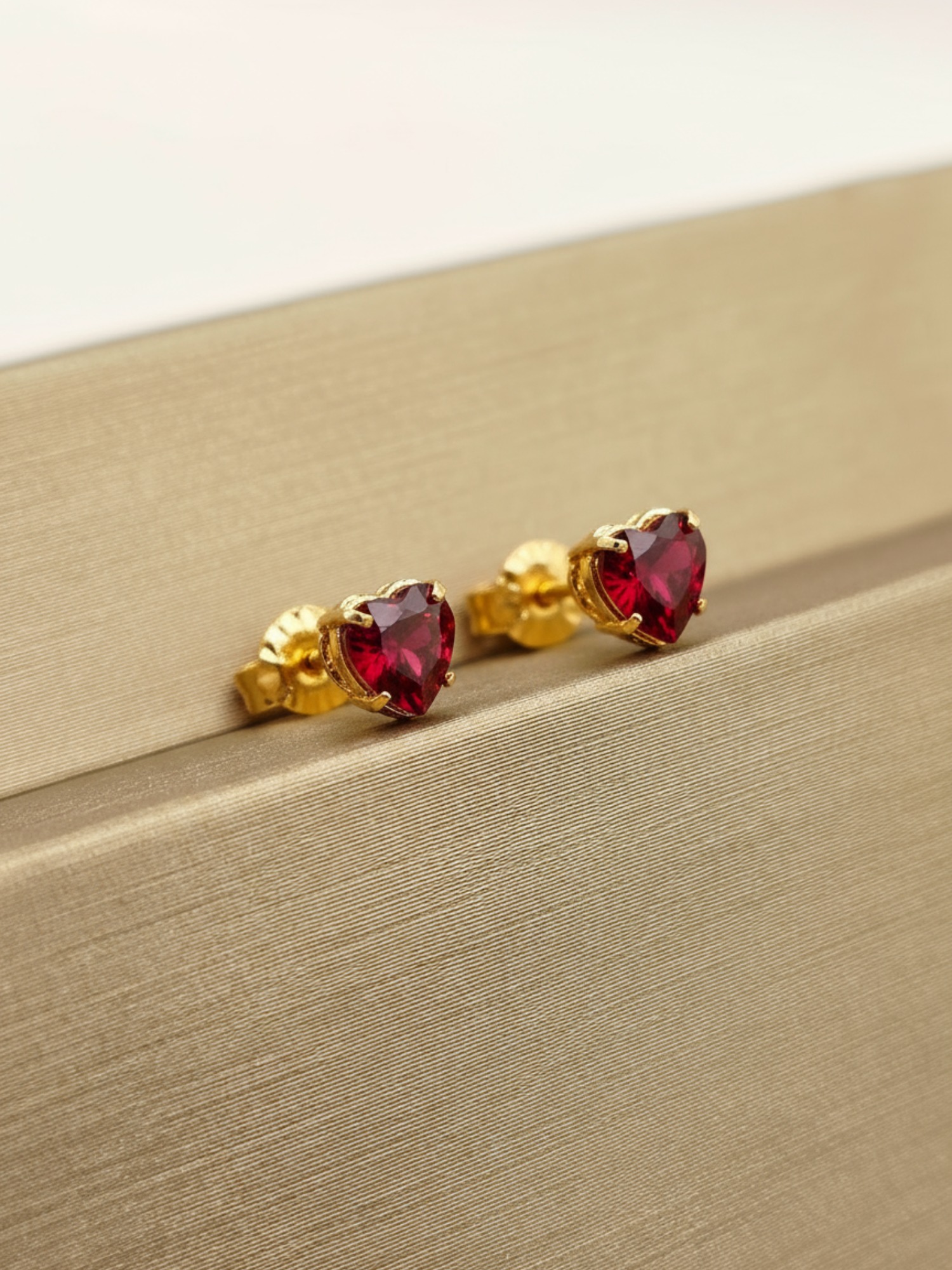 Aros chatón corazón rubi 5 mm 1.3 grs Oro 18k 6