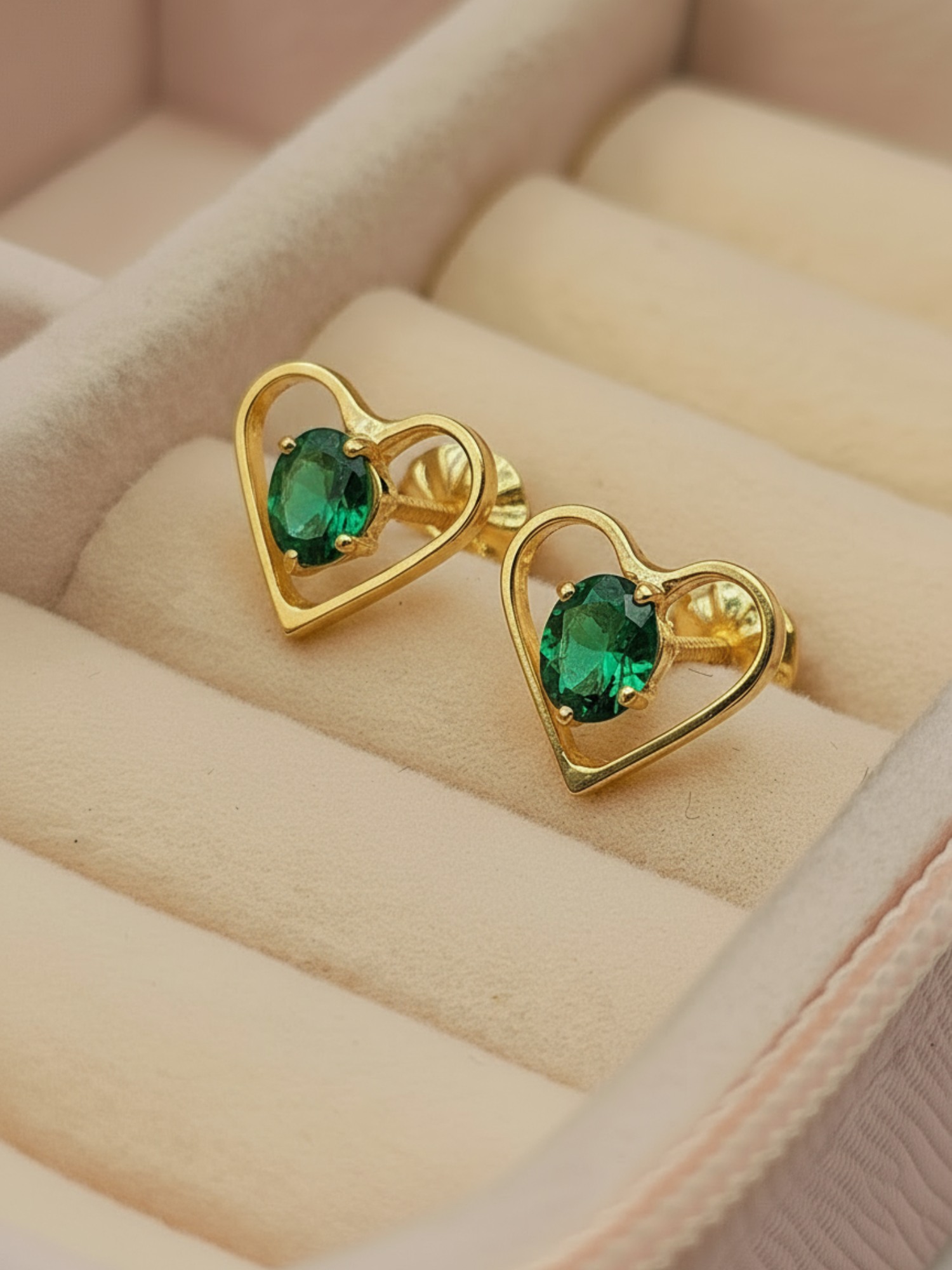 Aros corazón esmeralda 9 mm 1.9 grs Oro 18k 1