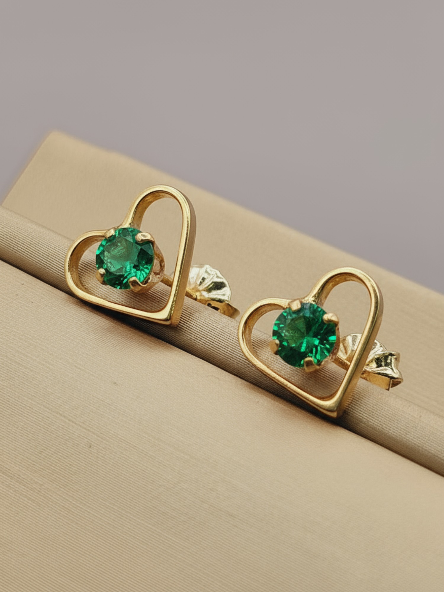 Aros corazón esmeralda 9 mm 1.9 grs Oro 18k 3