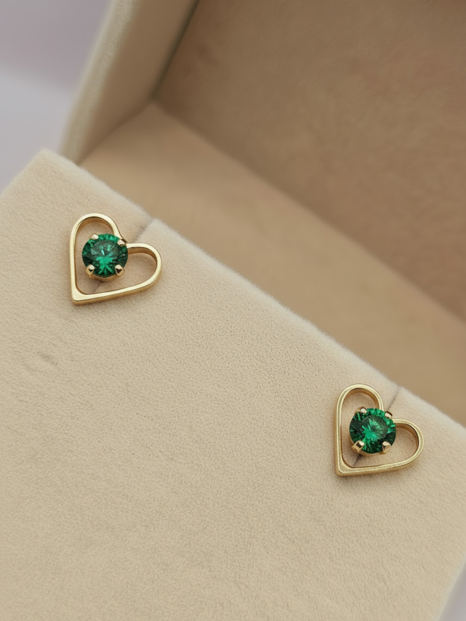 Aros corazón esmeralda 9 mm 1.9 grs Oro 18k 4