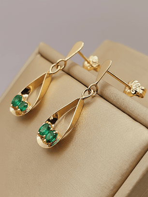 Aros gota colgante esmeralda con gancho 2. 9 cm 2.4 grs Oro 18k