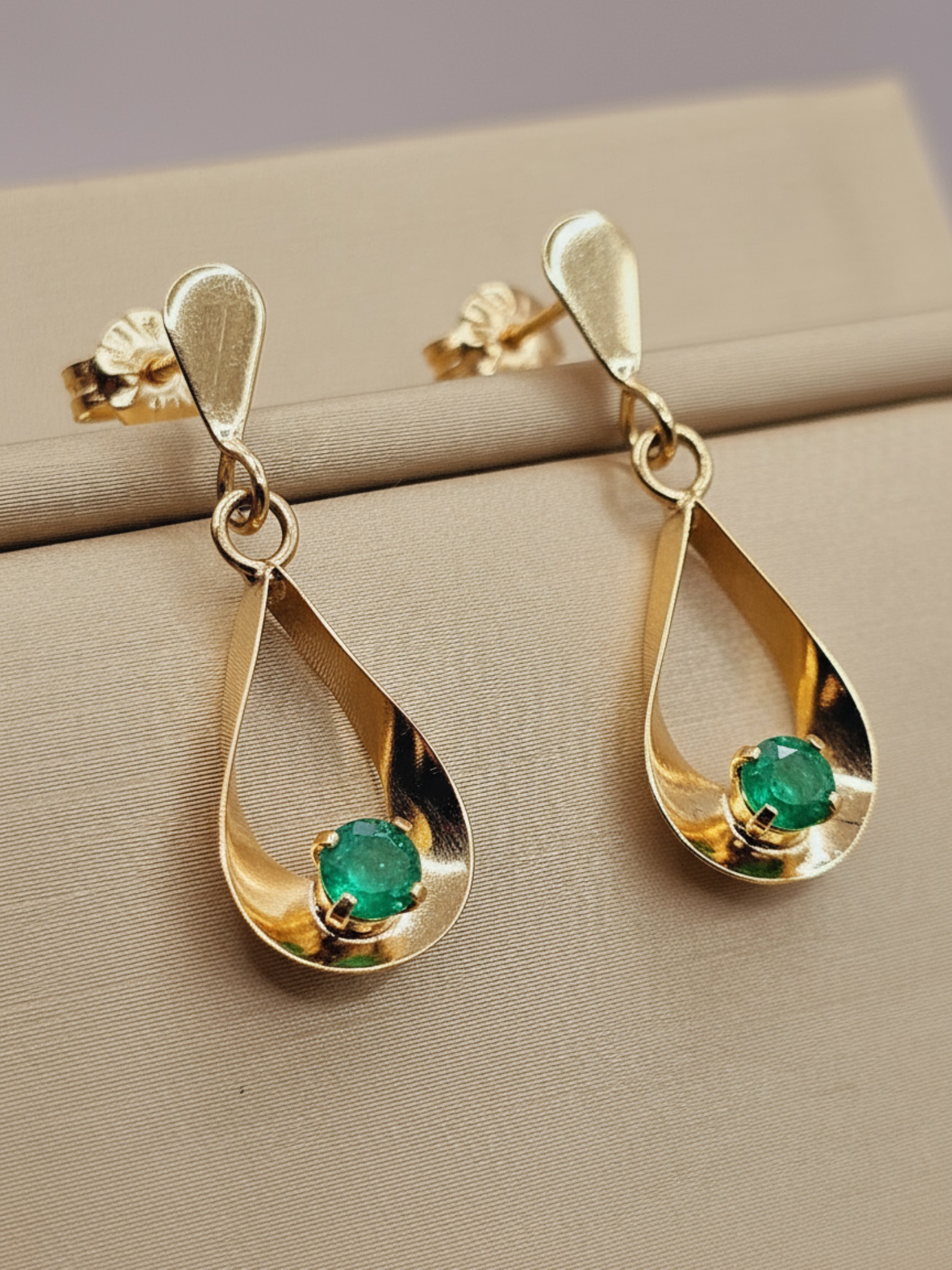 Aros gota colgante esmeralda con gancho 2. 9 cm 2.4 grs Oro 18k 1