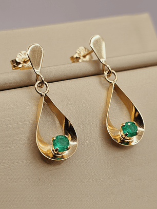 Aros gota colgante esmeralda con gancho 2. 9 cm 2.4 grs Oro 18k