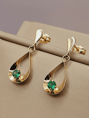 Aros gota colgante esmeralda con gancho 2. 9 cm 2.4 grs Oro 18k