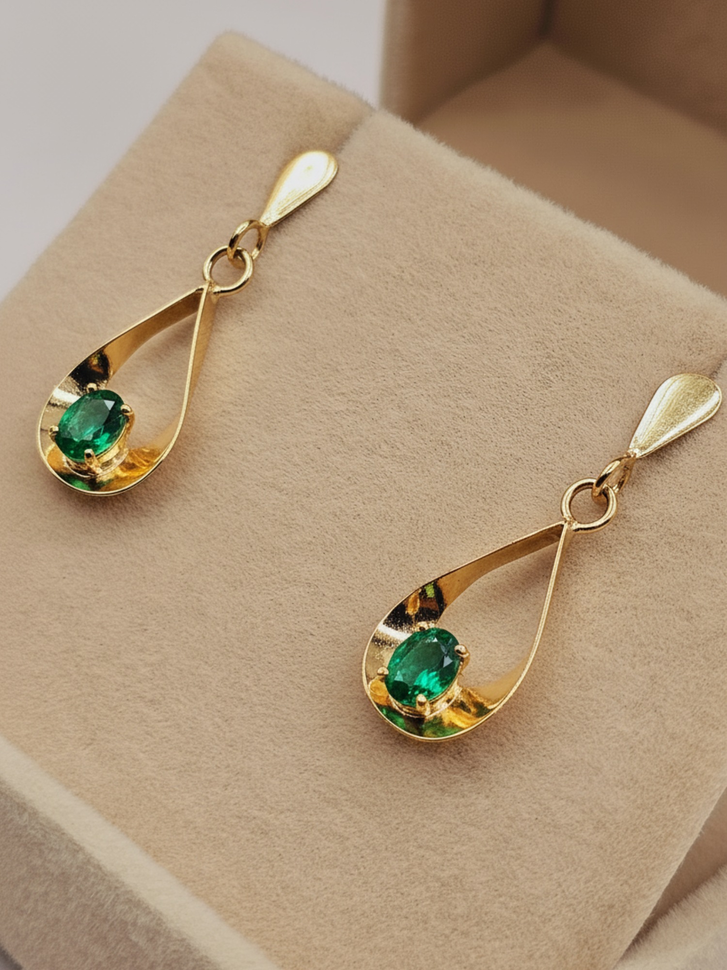 Aros gota colgante esmeralda con gancho 2. 9 cm 2.4 grs Oro 18k 5