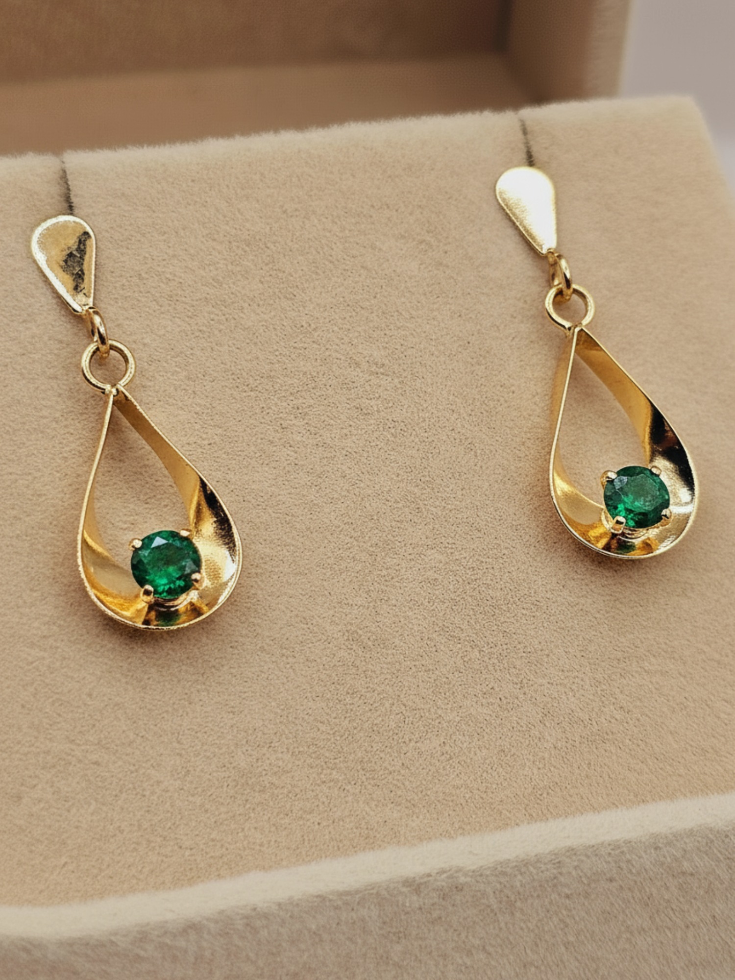 Aros gota colgante esmeralda con gancho 2. 9 cm 2.4 grs Oro 18k 6