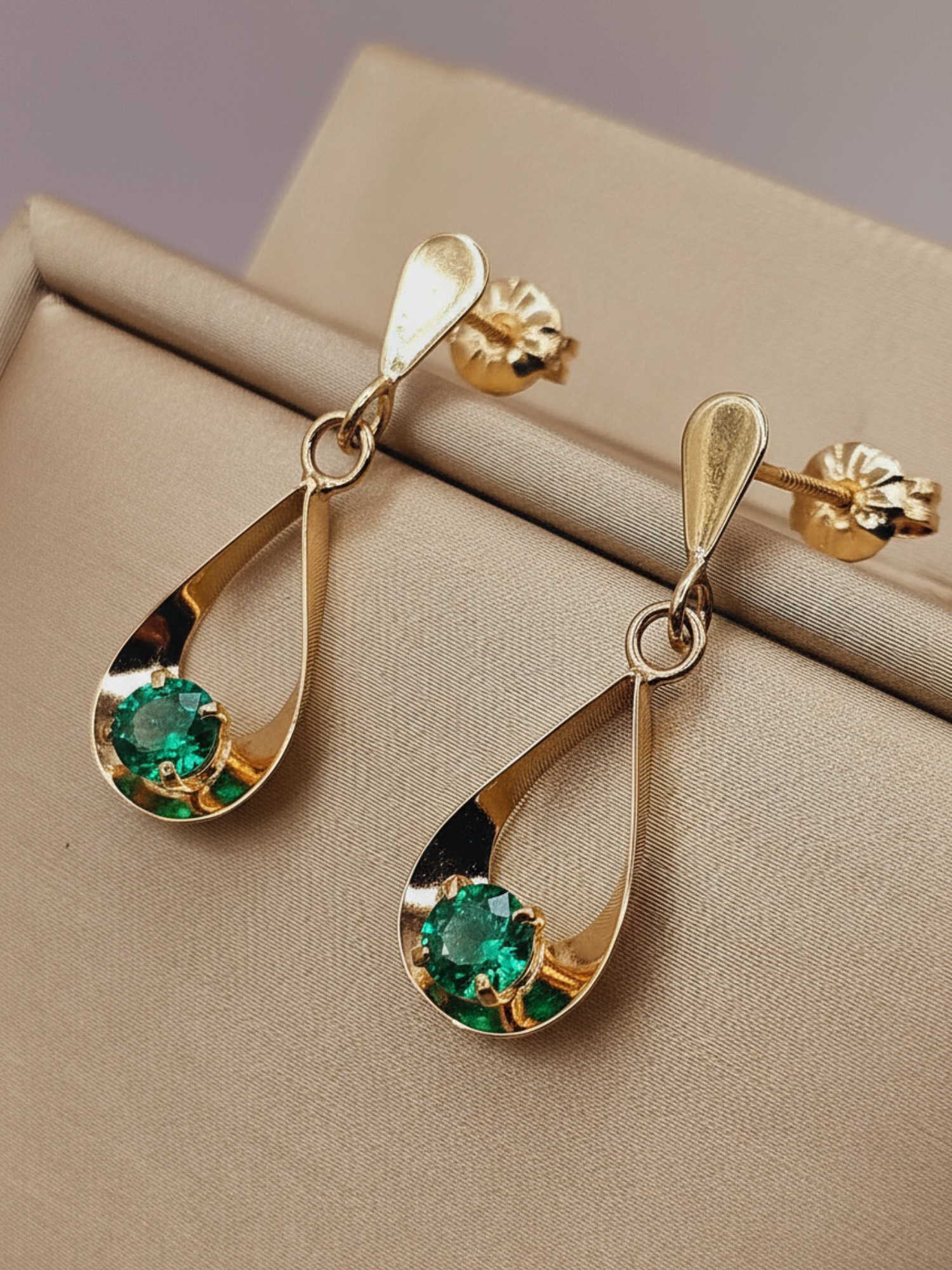 Aros gota colgante esmeralda con gancho 2. 9 cm 2.4 grs Oro 18k 7