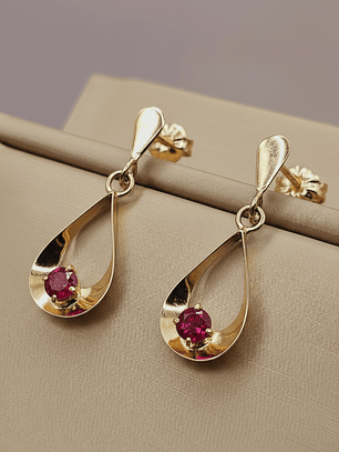 Aros gota colgante rubi con gancho 2. 9 cm 2.4 grs Oro 18k