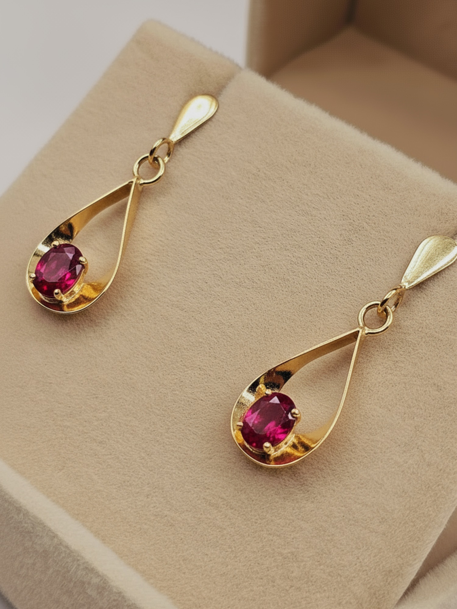 Aros gota colgante rubi con gancho 2. 9 cm 2.4 grs Oro 18k 2