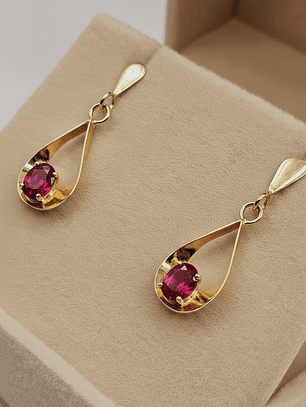 Aros gota colgante rubi con gancho 2. 9 cm 2.4 grs Oro 18k
