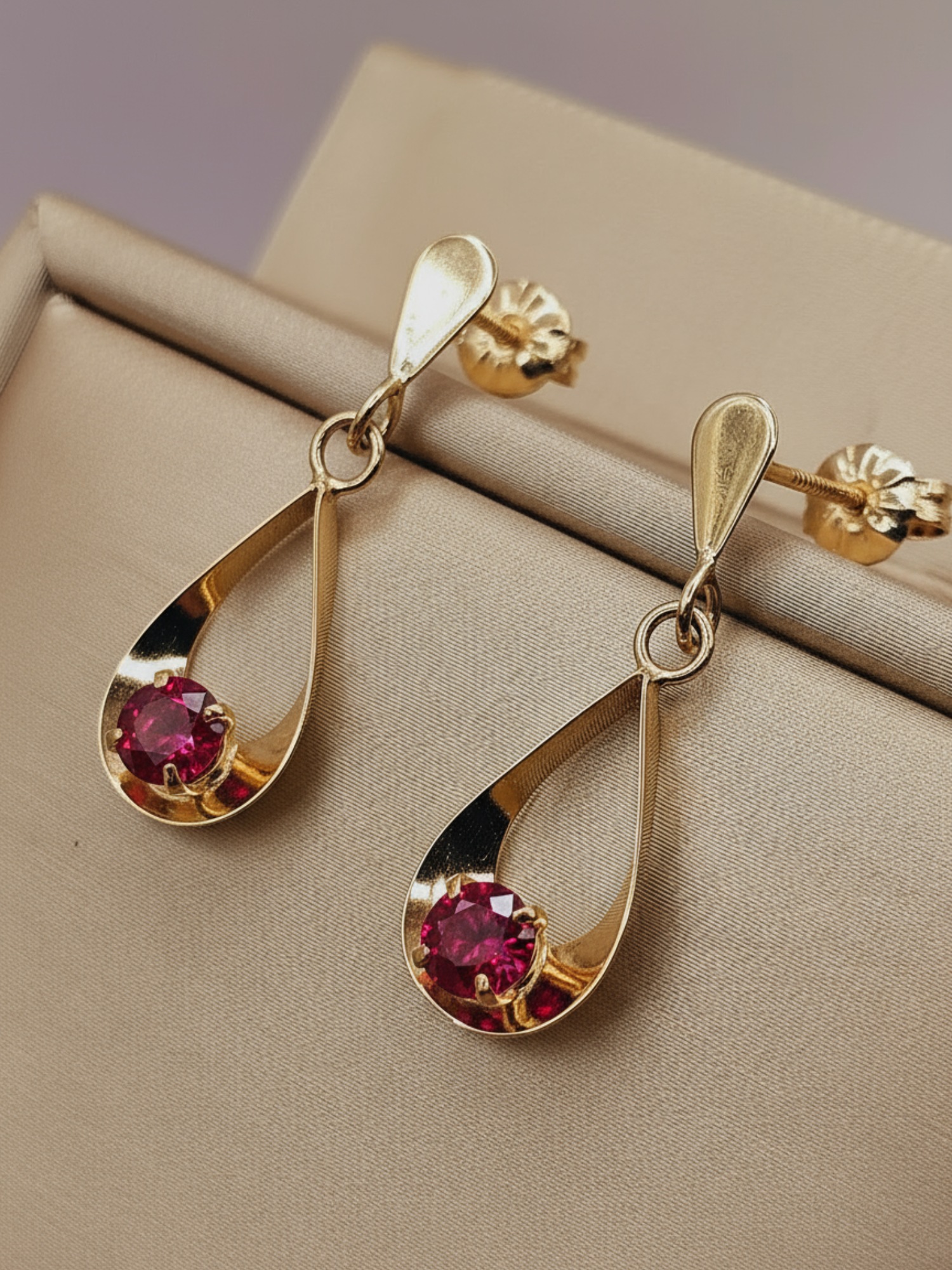 Aros gota colgante rubi con gancho 2. 9 cm 2.4 grs Oro 18k 3