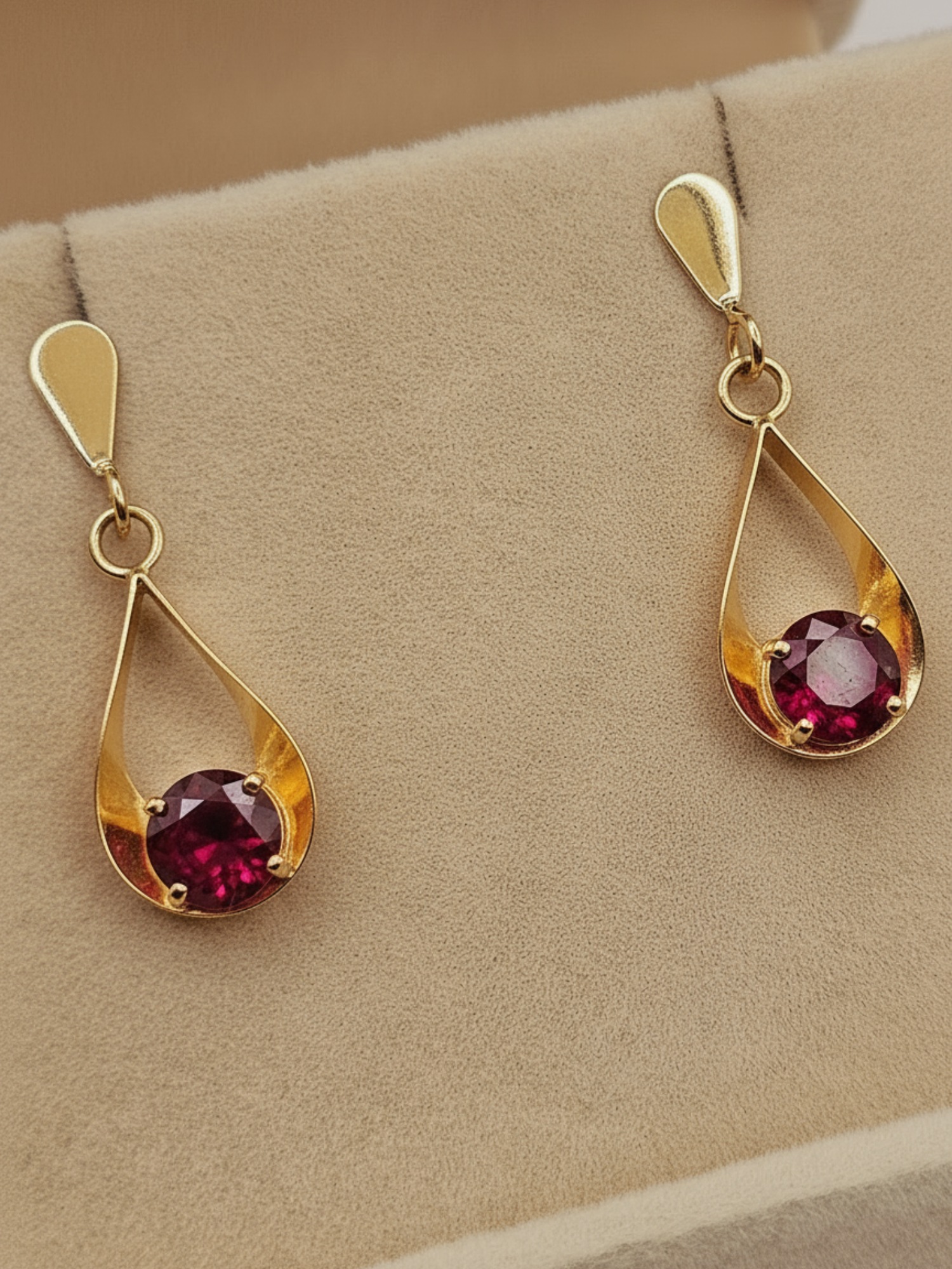 Aros gota colgante rubi con gancho 2. 9 cm 2.4 grs Oro 18k 4