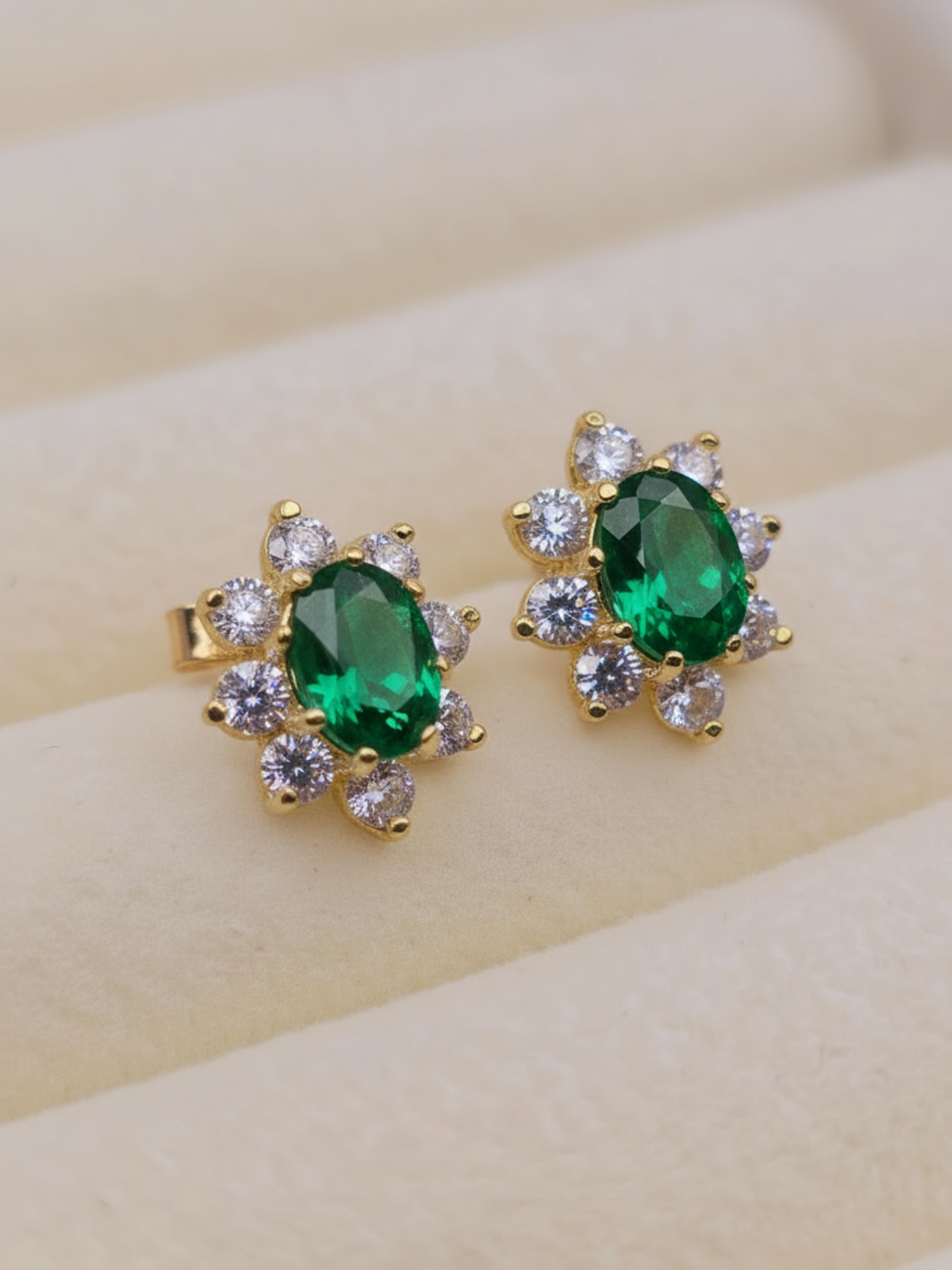 Aros lady esmeralda y circones 1.1 cm 2.5 grs Oro 18k 3