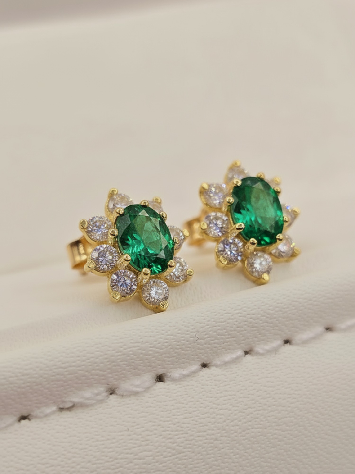 Aros lady esmeralda y circones 1.1 cm 2.5 grs Oro 18k 7