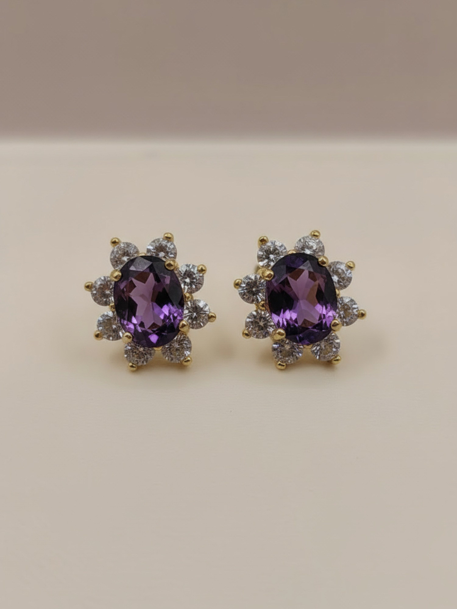 Aros lady amatista y circones 1.1 cm 2.5 grs Oro 18k 2