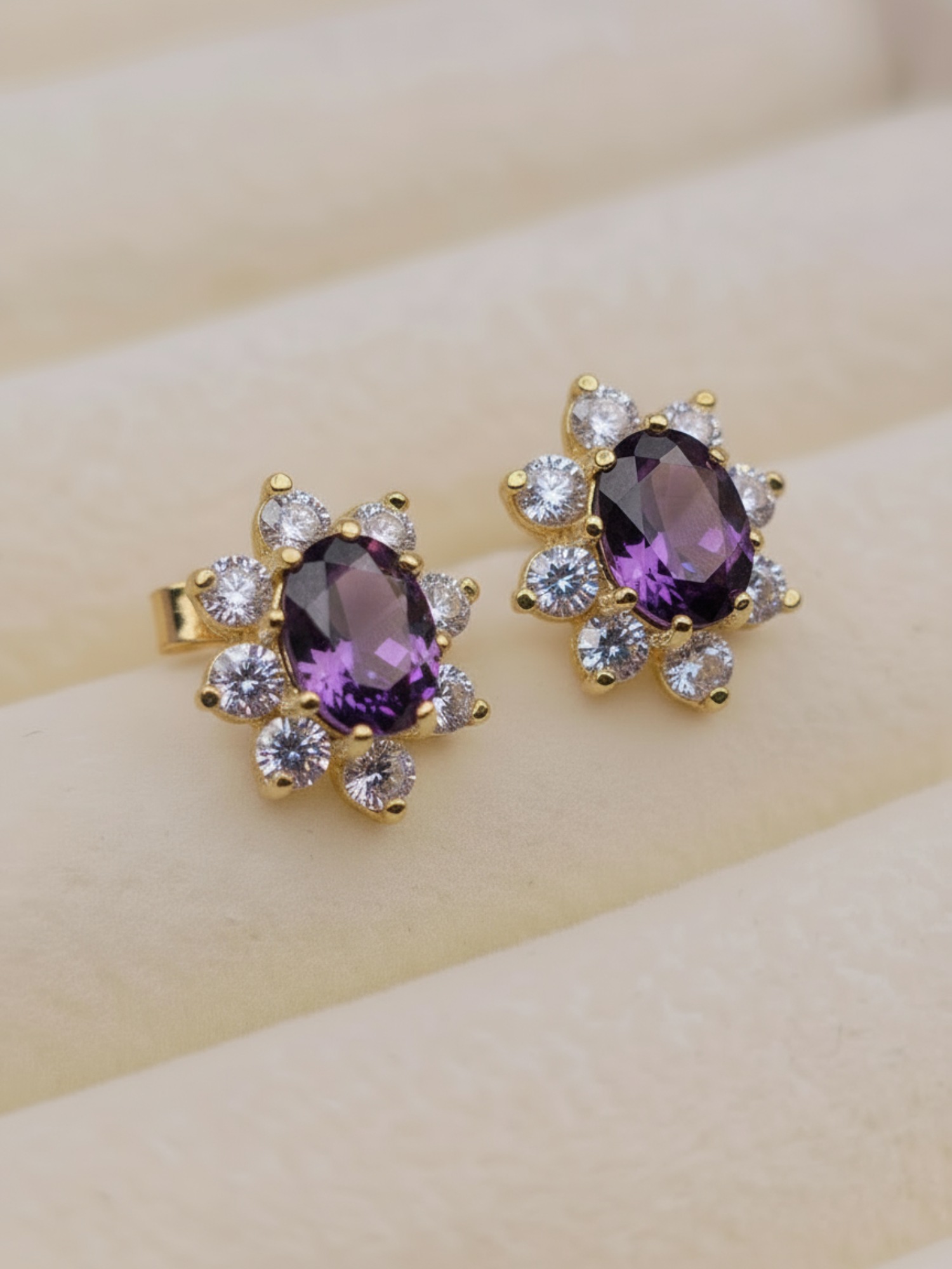 Aros lady amatista y circones 1.1 cm 2.5 grs Oro 18k 3