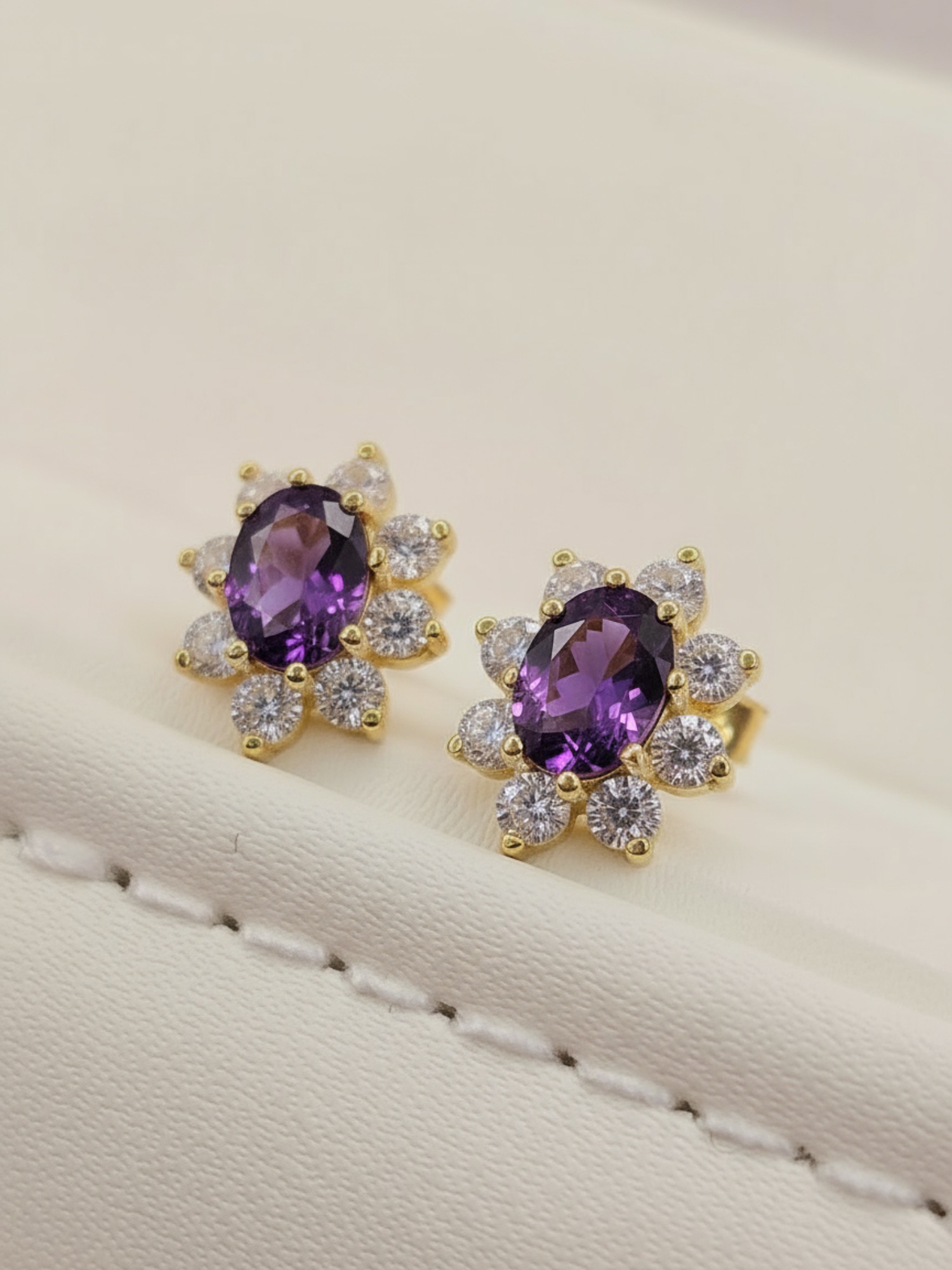 Aros lady amatista y circones 1.1 cm 2.5 grs Oro 18k 5