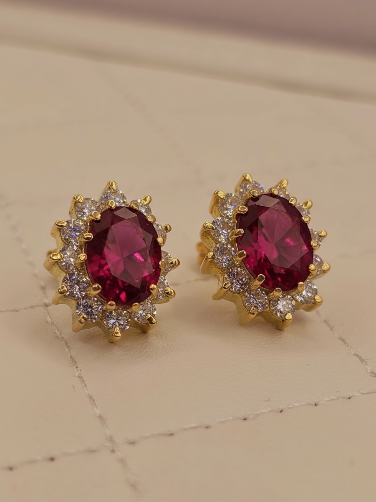 Aros Reina rubi y circones 1.5 cm 5.7 grs Oro 18k 2