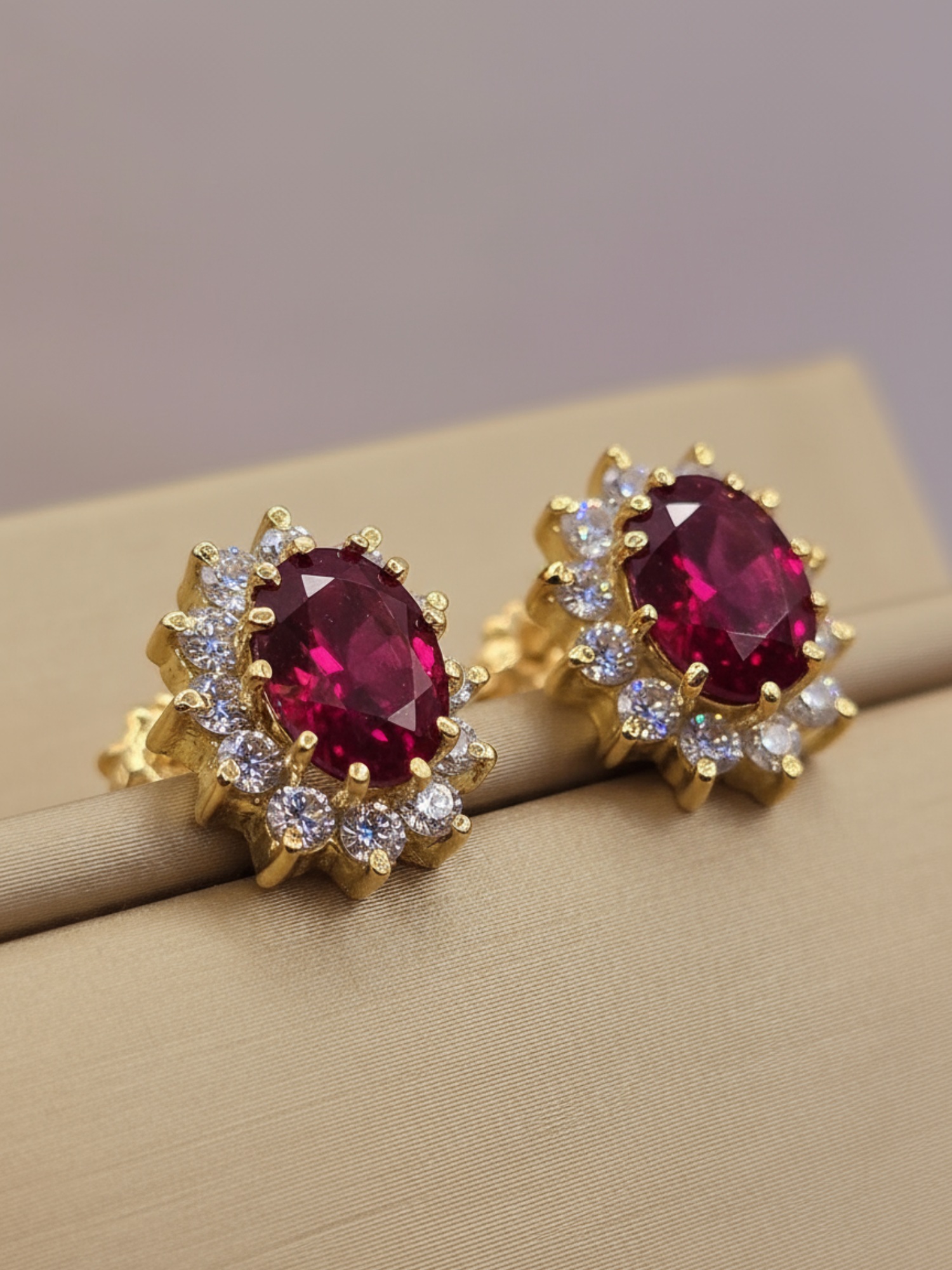 Aros Reina rubi y circones 1.5 cm 5.7 grs Oro 18k 1