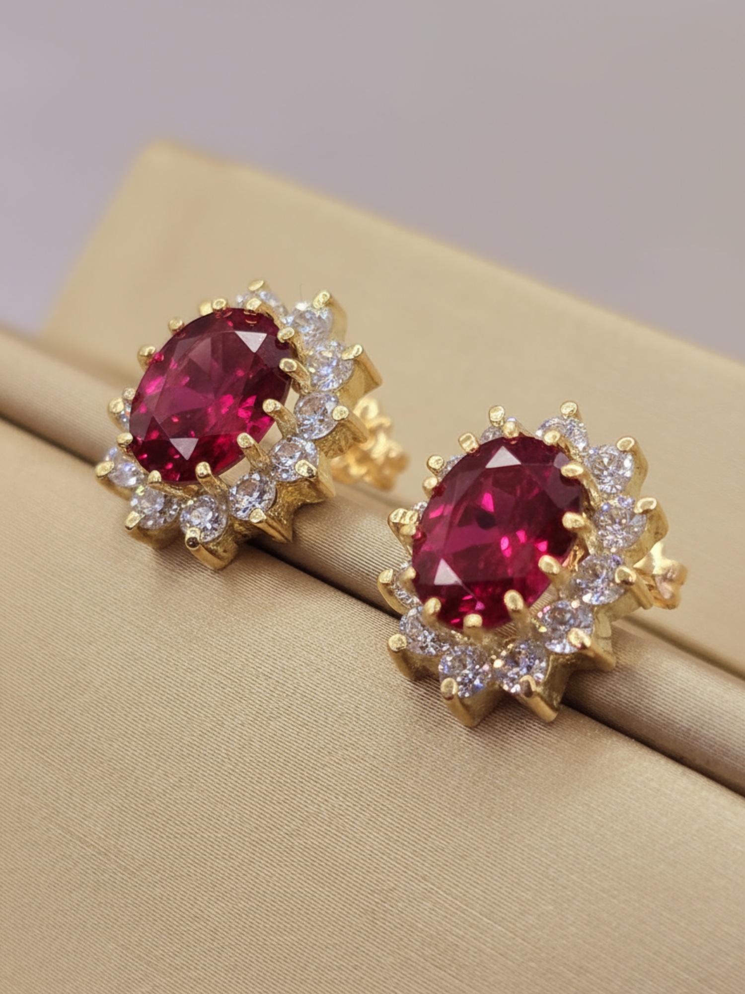 Aros Reina rubi y circones 1.5 cm 5.7 grs Oro 18k 5