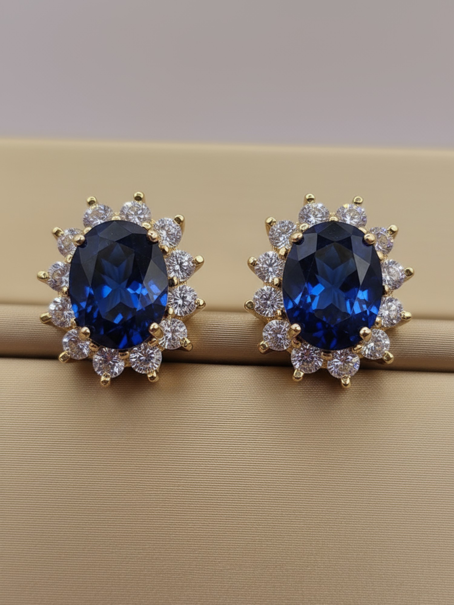 Aros Reina zafiro y circones 1.5 cm 5.7 grs Oro 18k 1