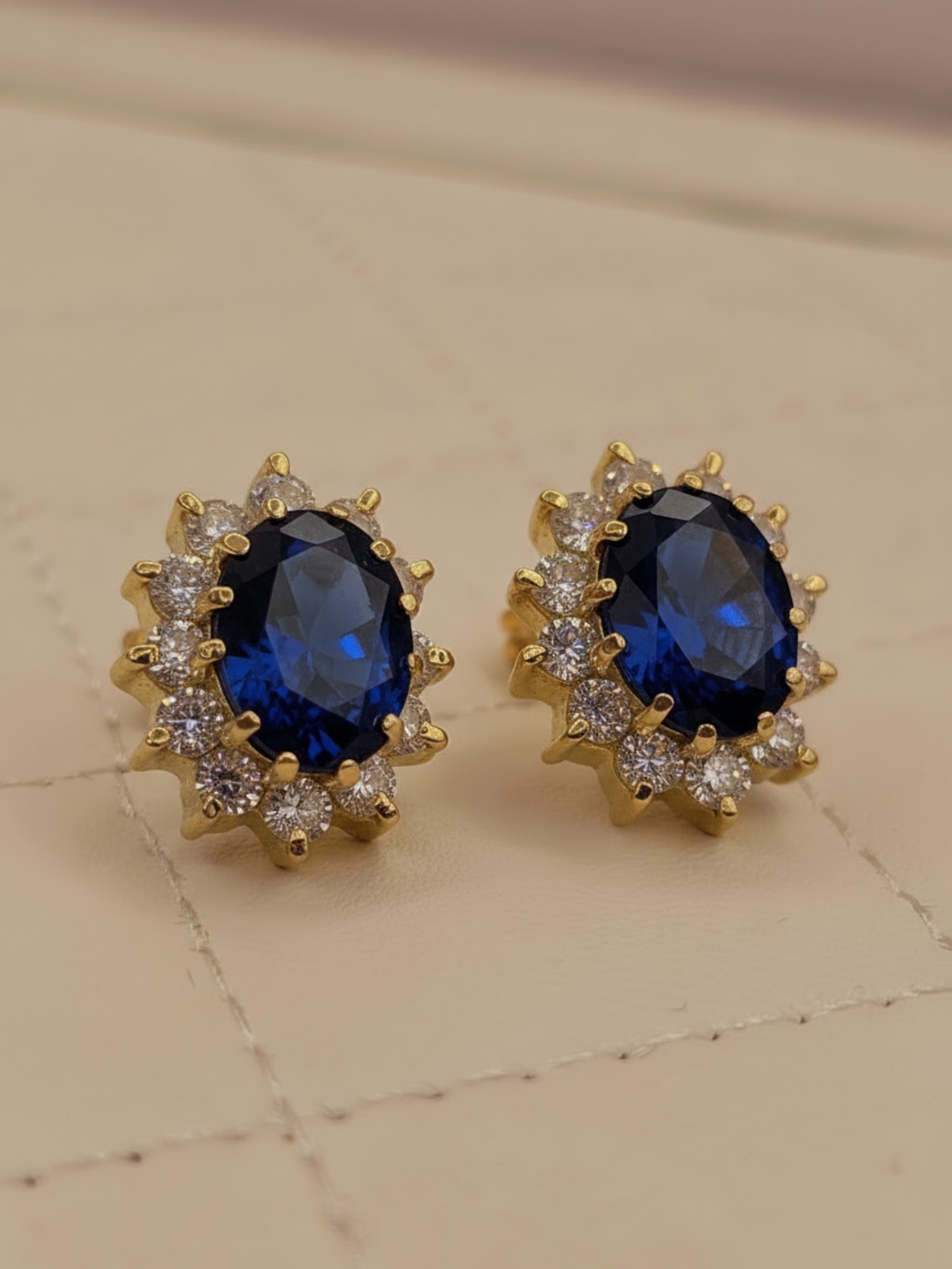 Aros Reina zafiro y circones 1.5 cm 5.7 grs Oro 18k 5