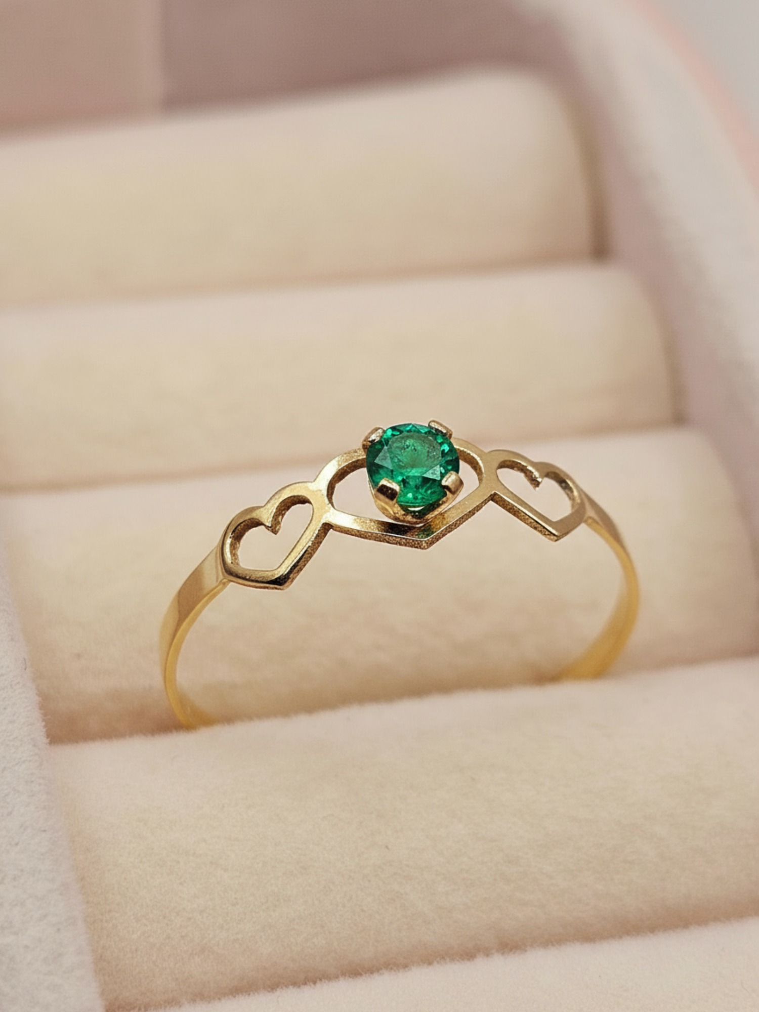 Anillo silueta tres corazones esmeralda 0.7 grs Oro 18k 2