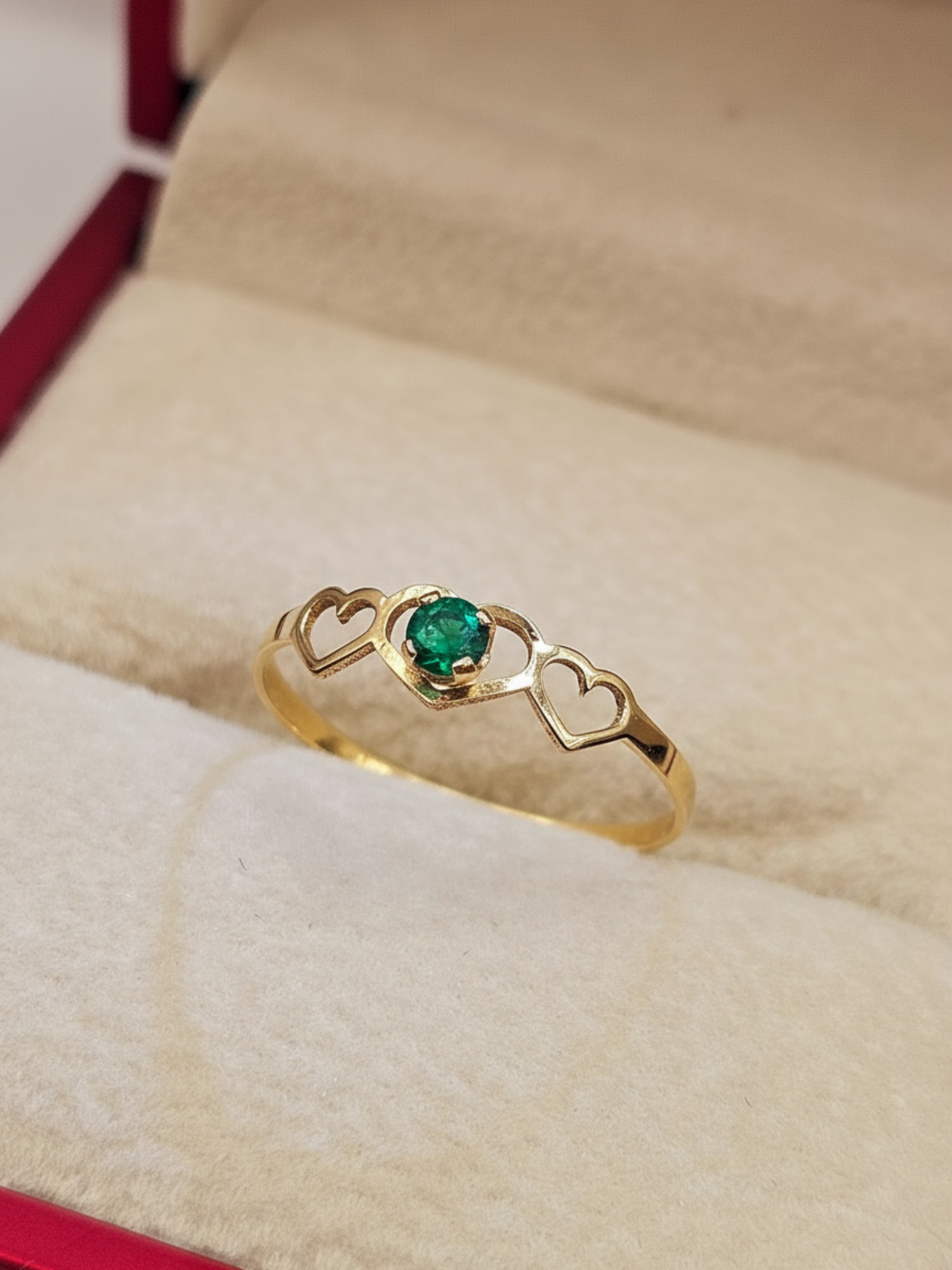 Anillo silueta tres corazones esmeralda 0.7 grs Oro 18k 3