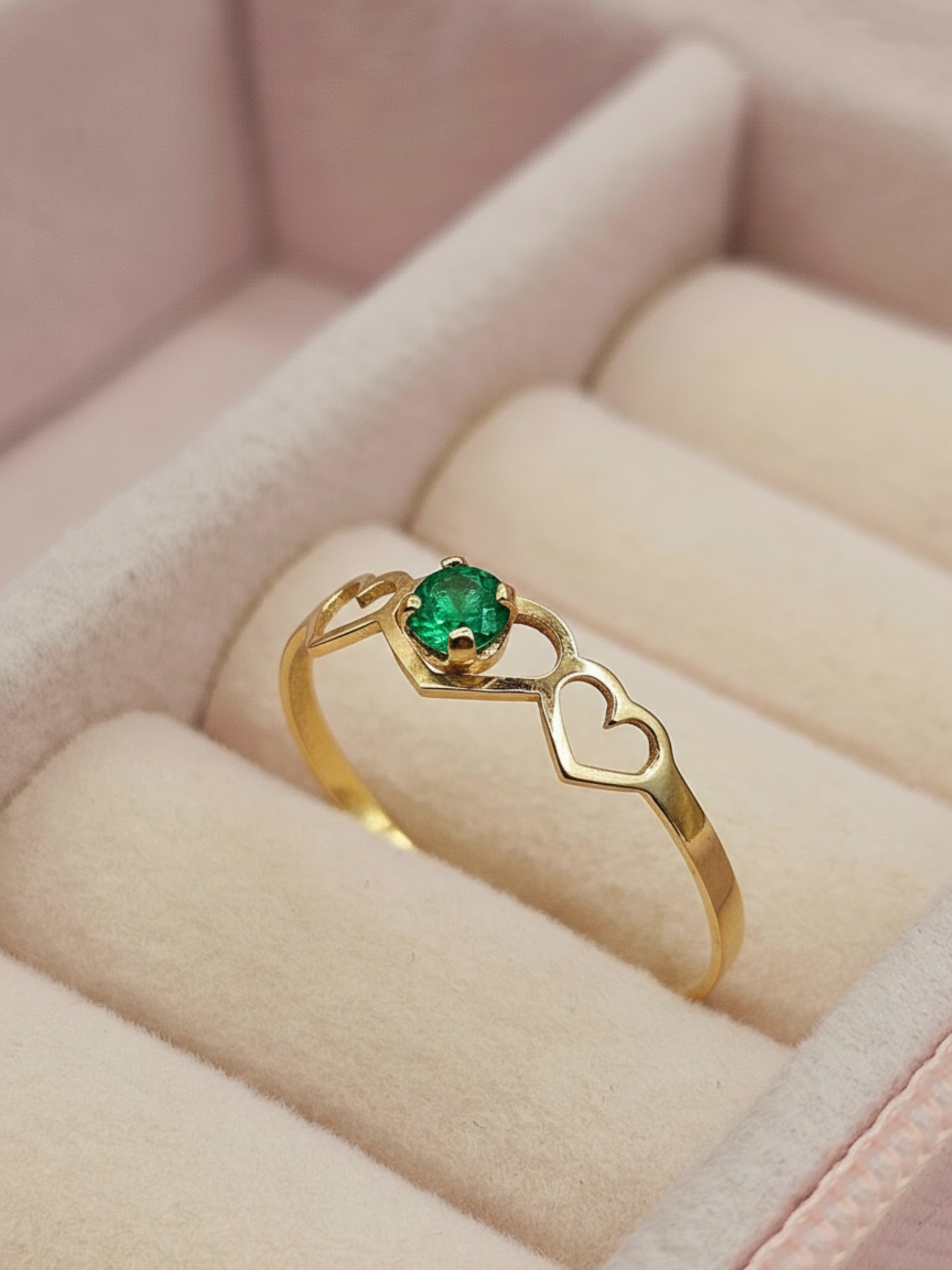 Anillo silueta tres corazones esmeralda 0.7 grs Oro 18k 4