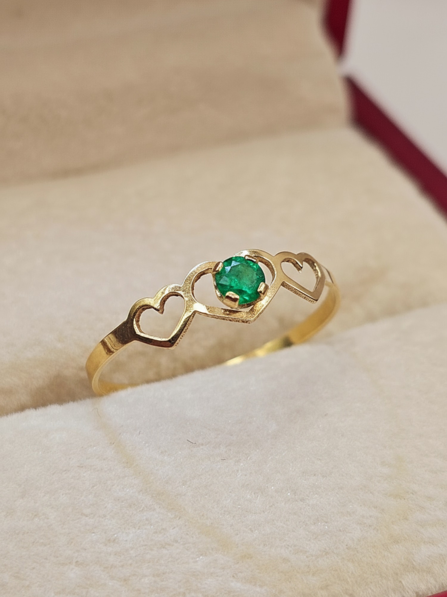 Anillo silueta tres corazones esmeralda 0.7 grs Oro 18k 6