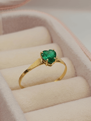 Anillo chatón corazón esmeralda 1.1 grs Oro 18k