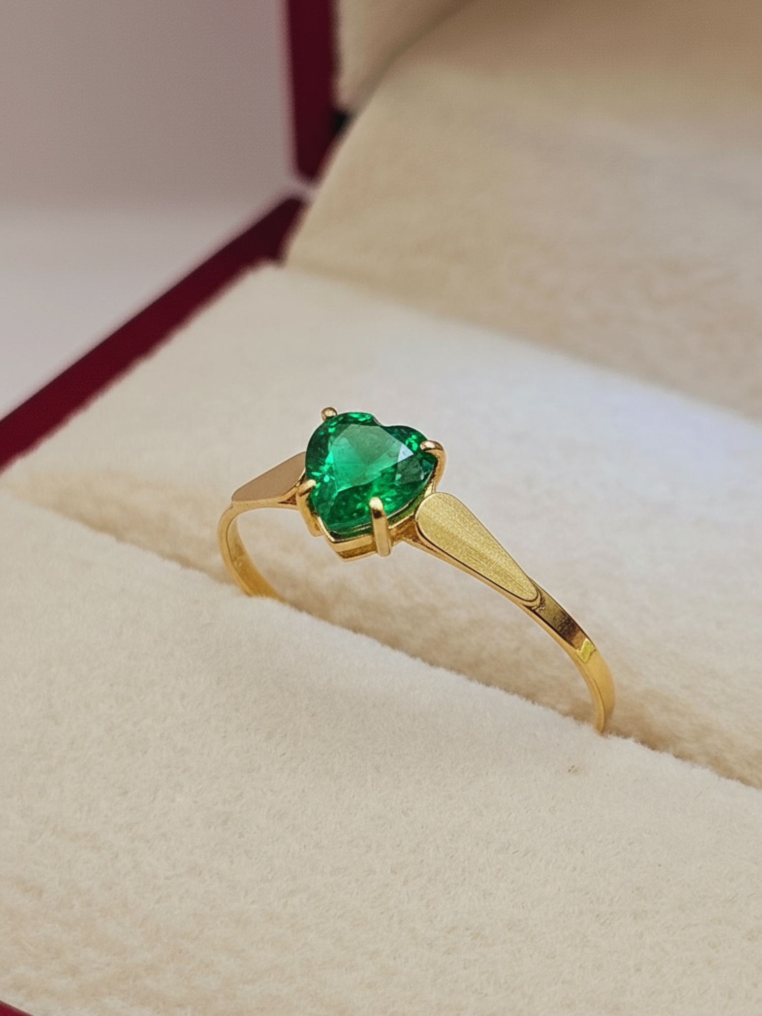 Anillo chatón corazón esmeralda 1.1 grs Oro 18k 1