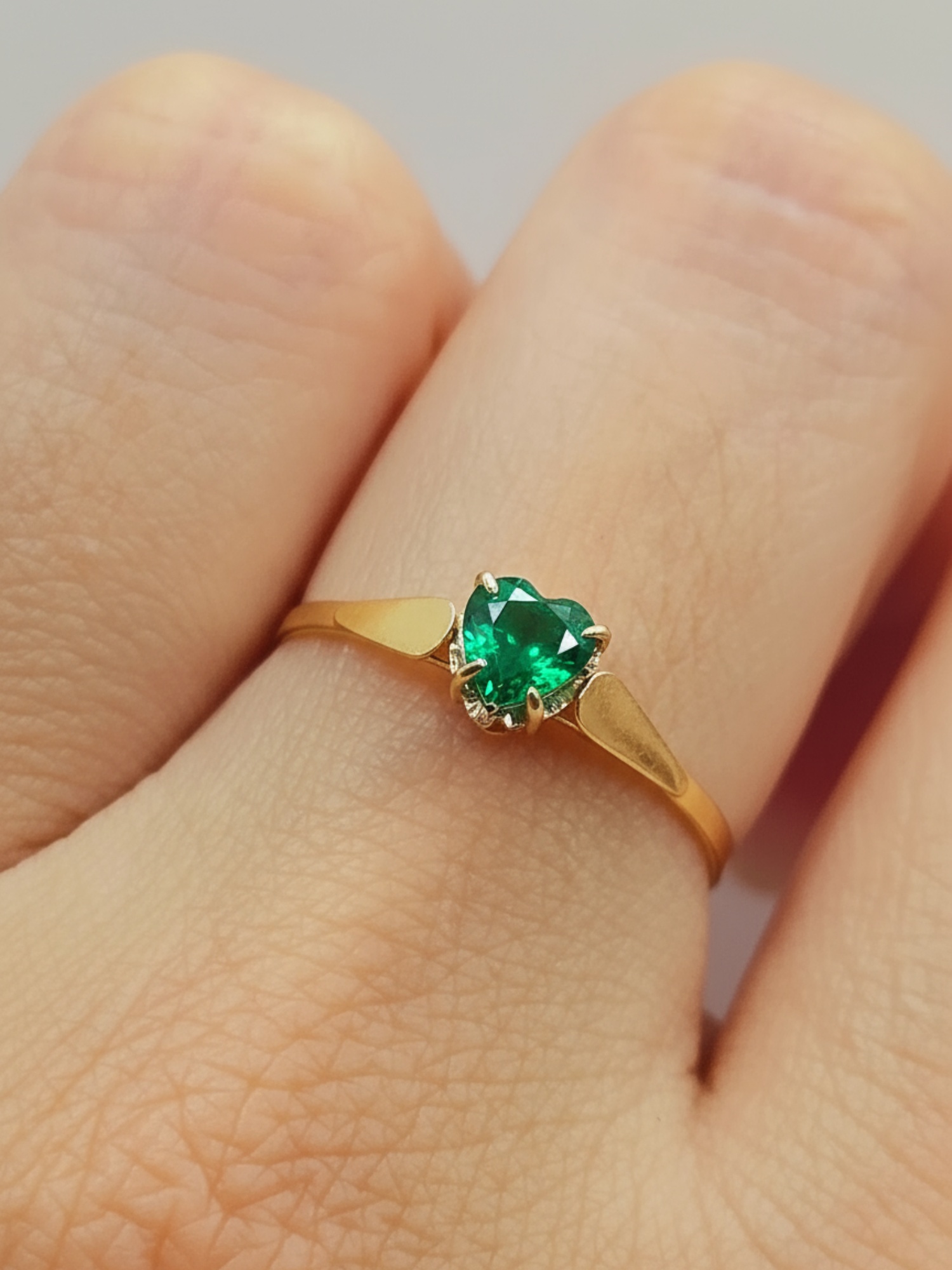 Anillo chatón corazón esmeralda 1.1 grs Oro 18k 4