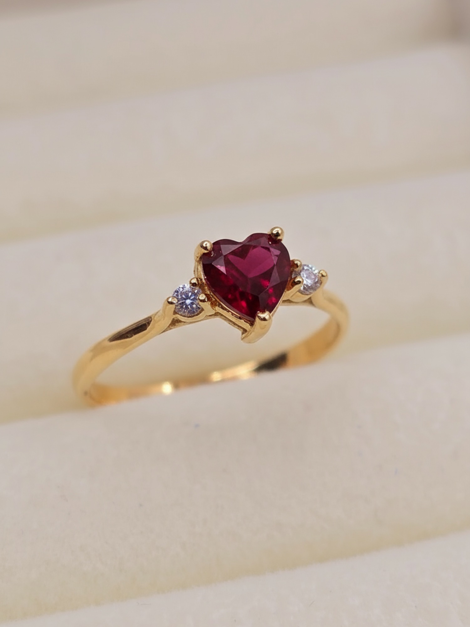 Anillo princesa corazón rubi y circones 1.7 grs Oro 18k 3