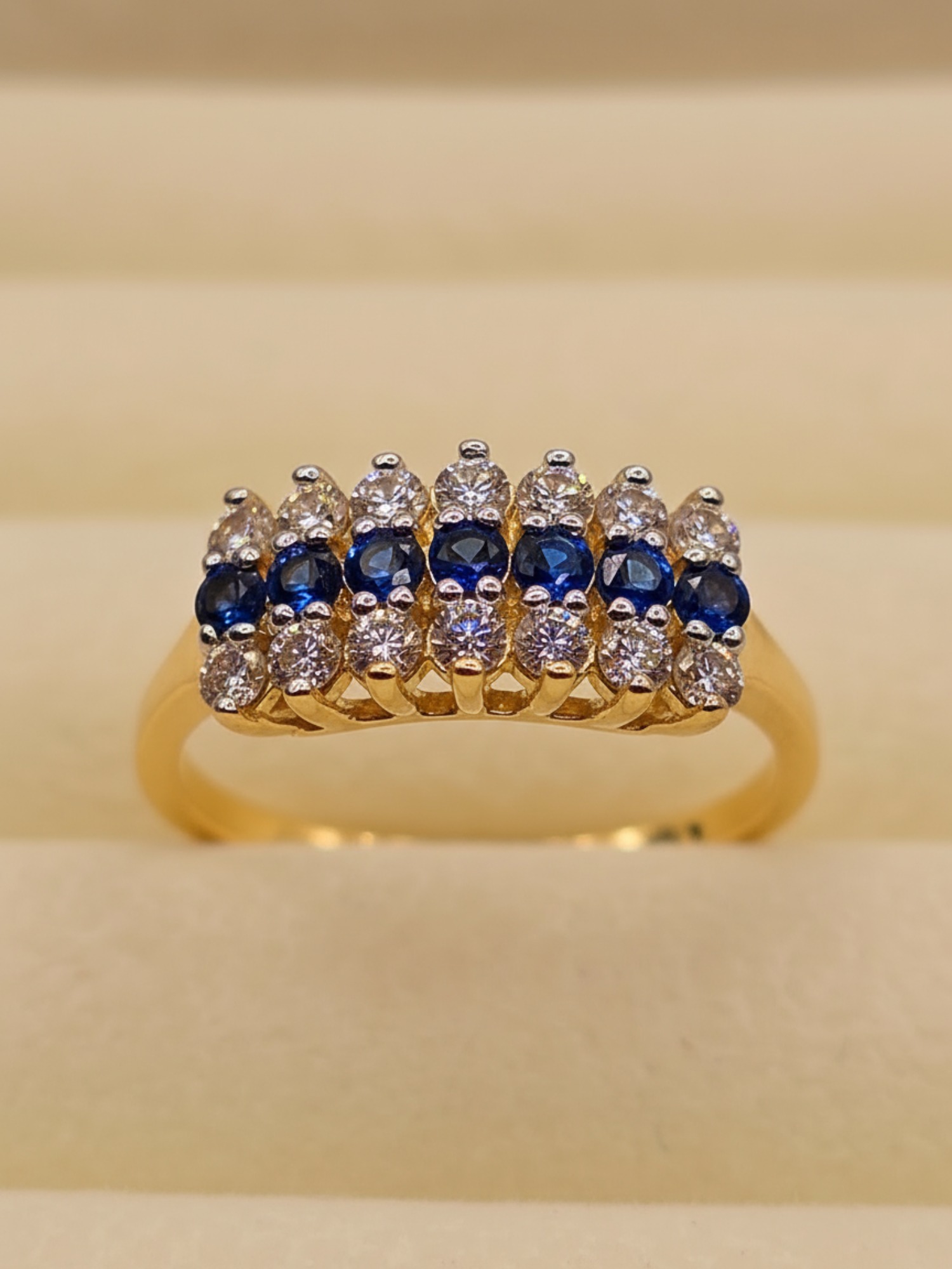 Anillo condesa zafiros y circones 4.5 grs Oro 18k 4