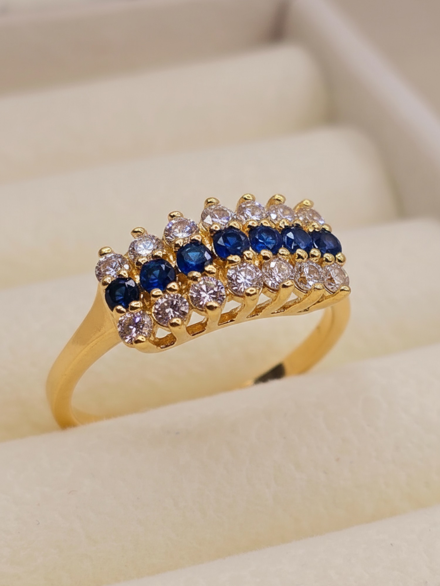 Anillo condesa zafiros y circones 4.5 grs Oro 18k 2