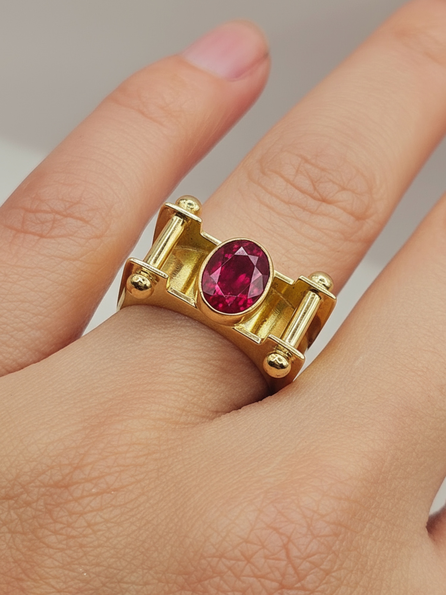 Anillo reina Charlotte con rubi ovalado 8 grs Oro 18k 2