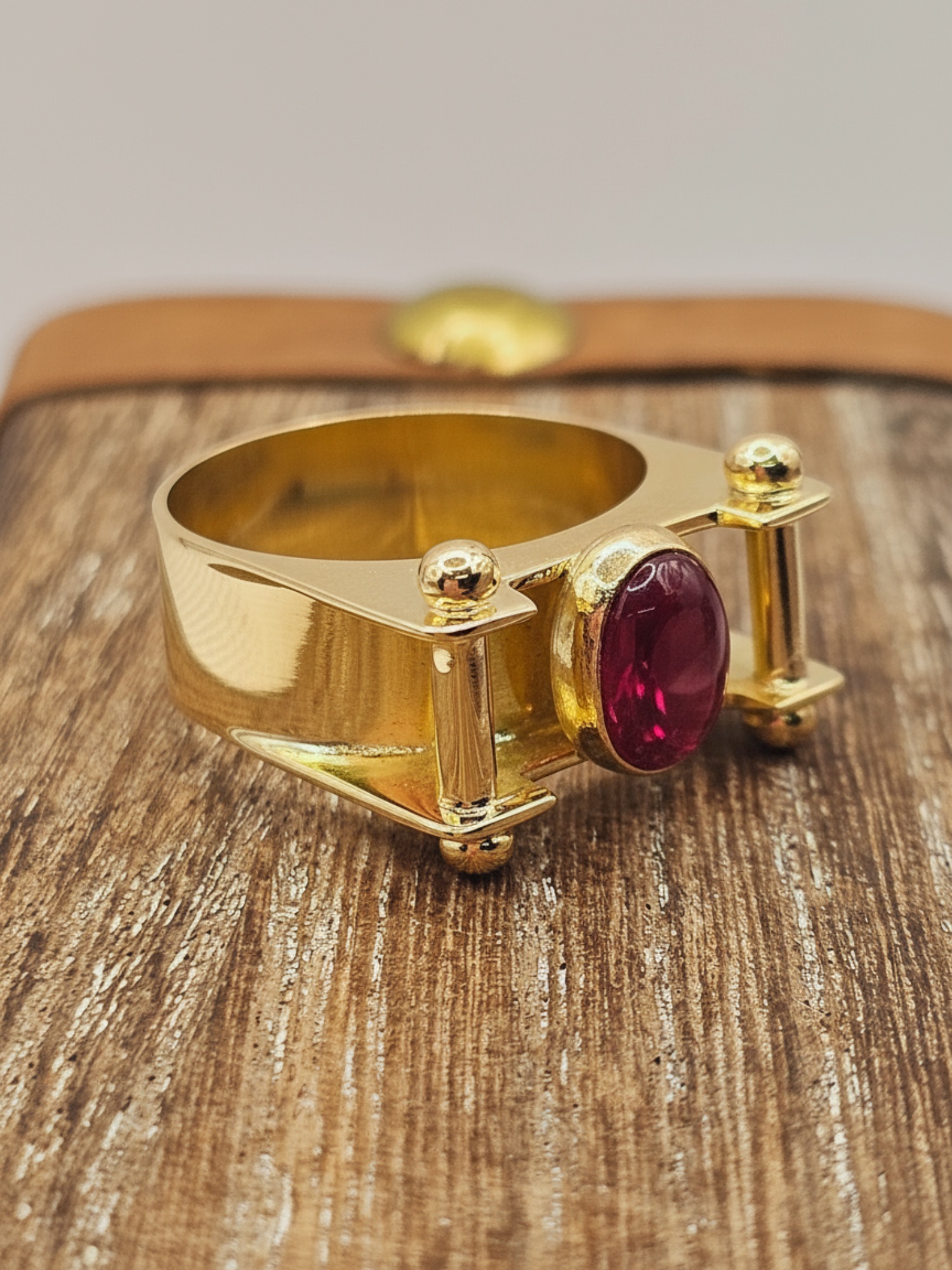 Anillo reina Charlotte con rubi ovalado 8 grs Oro 18k 6