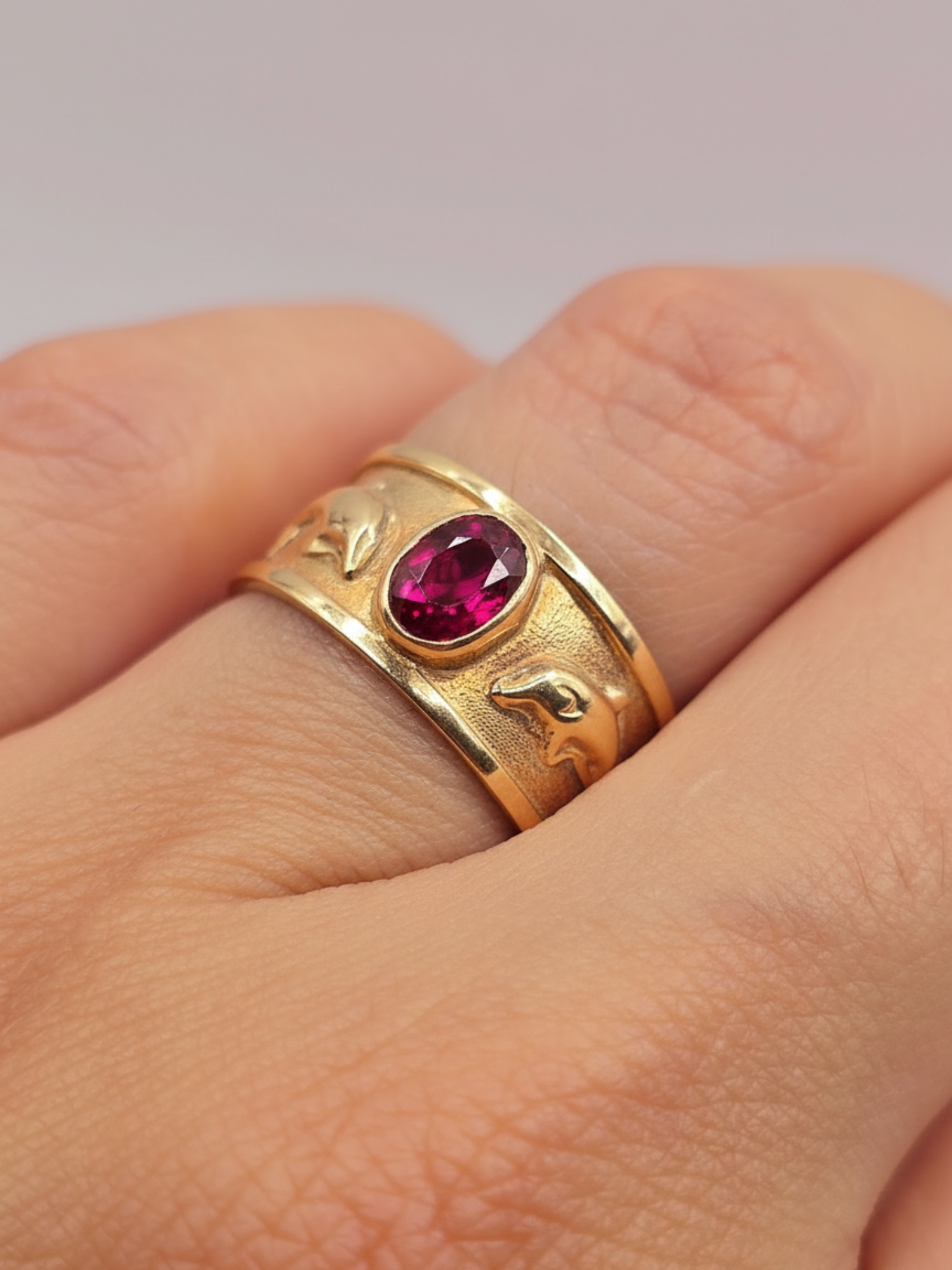 Anillo delfines y rubi 9 mm 4 grs Oro 18k 1