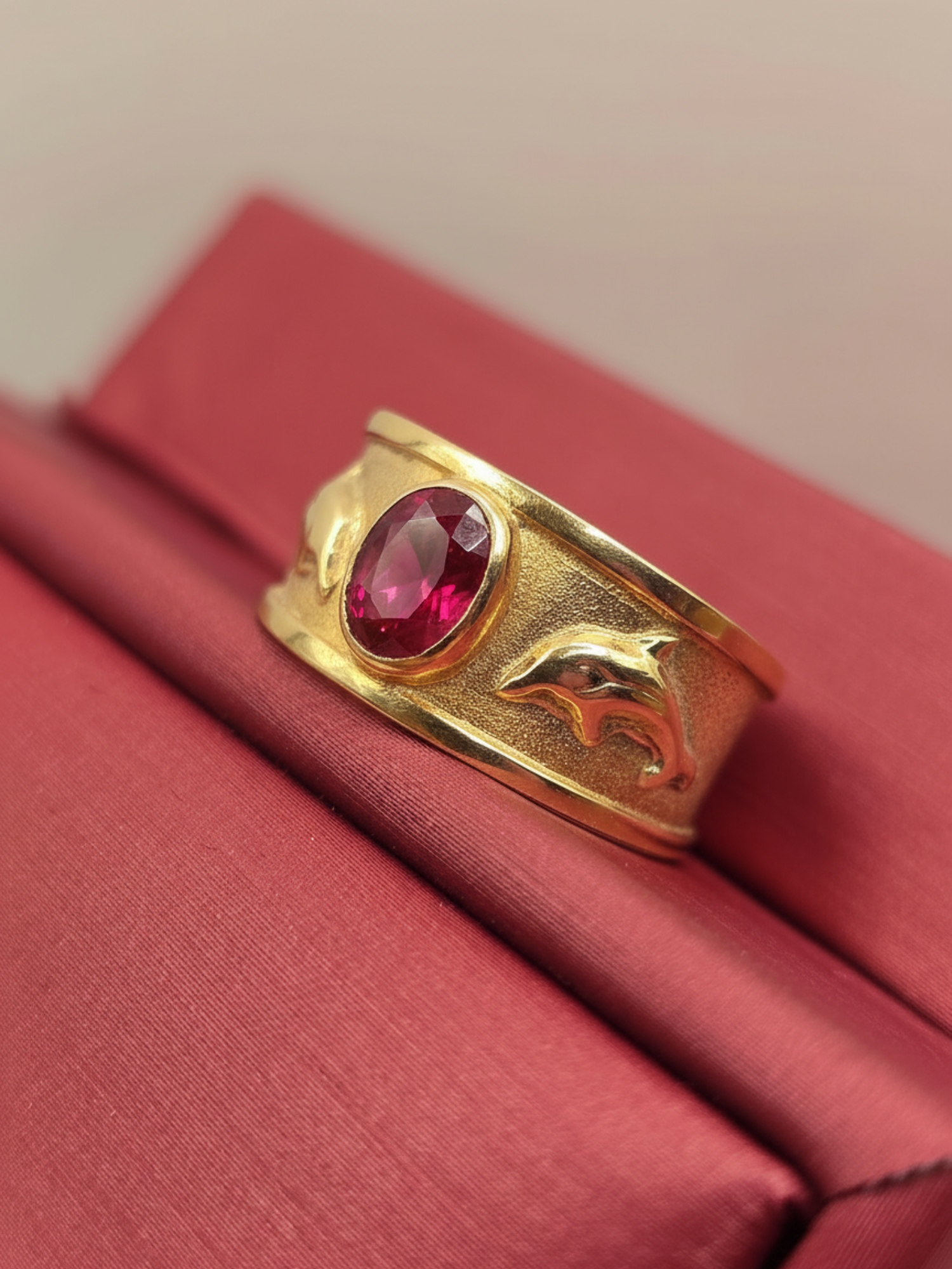 Anillo delfines y rubi 9 mm 4 grs Oro 18k 6